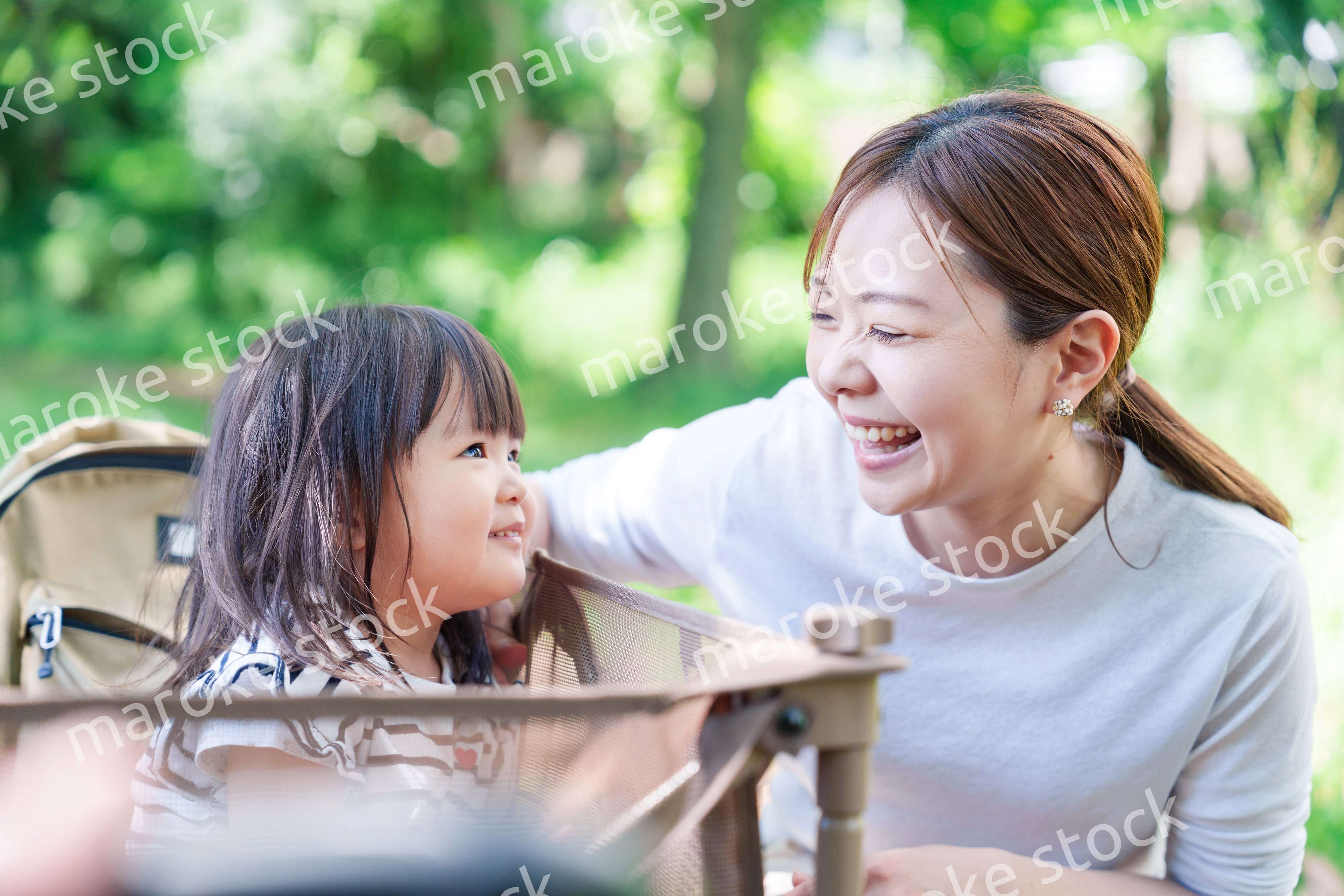 キャリアカーに乗って喜ぶ子どもとお母さん