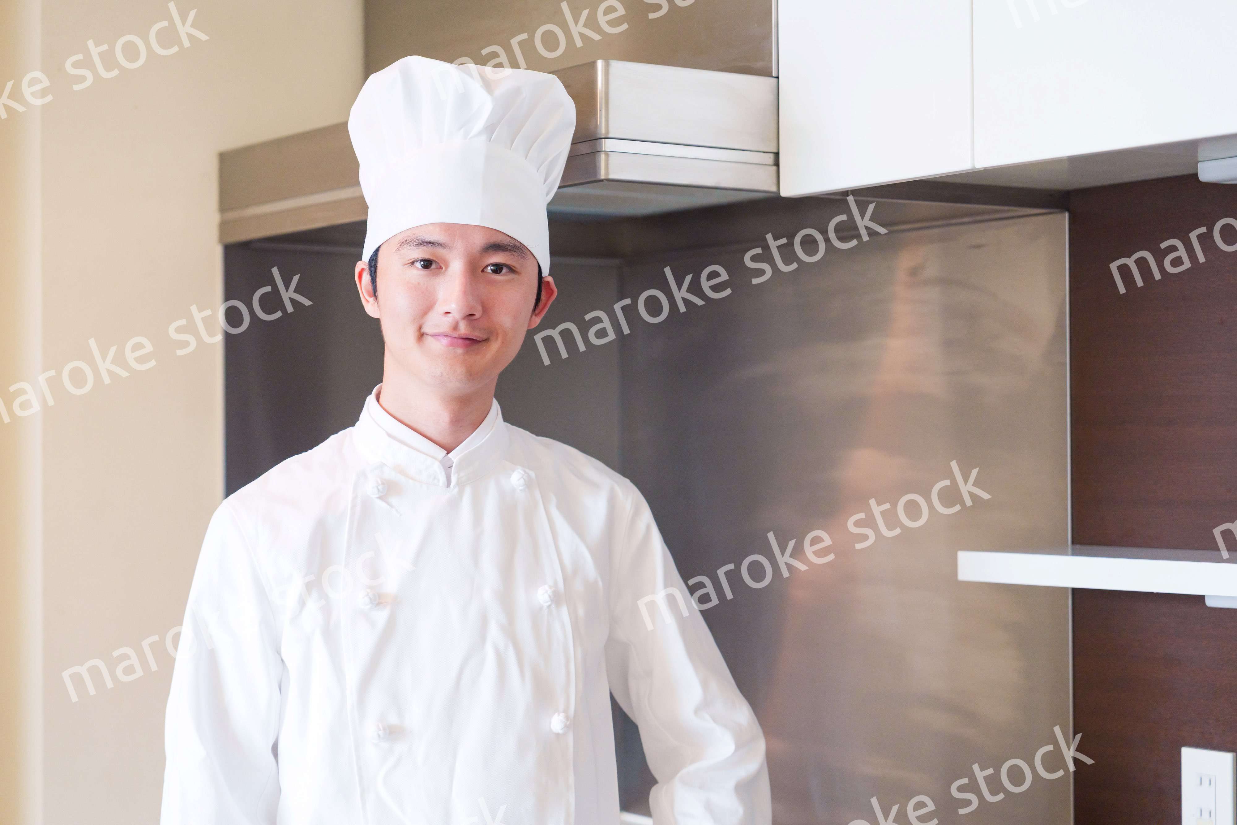 コック帽を被った調理師の男性