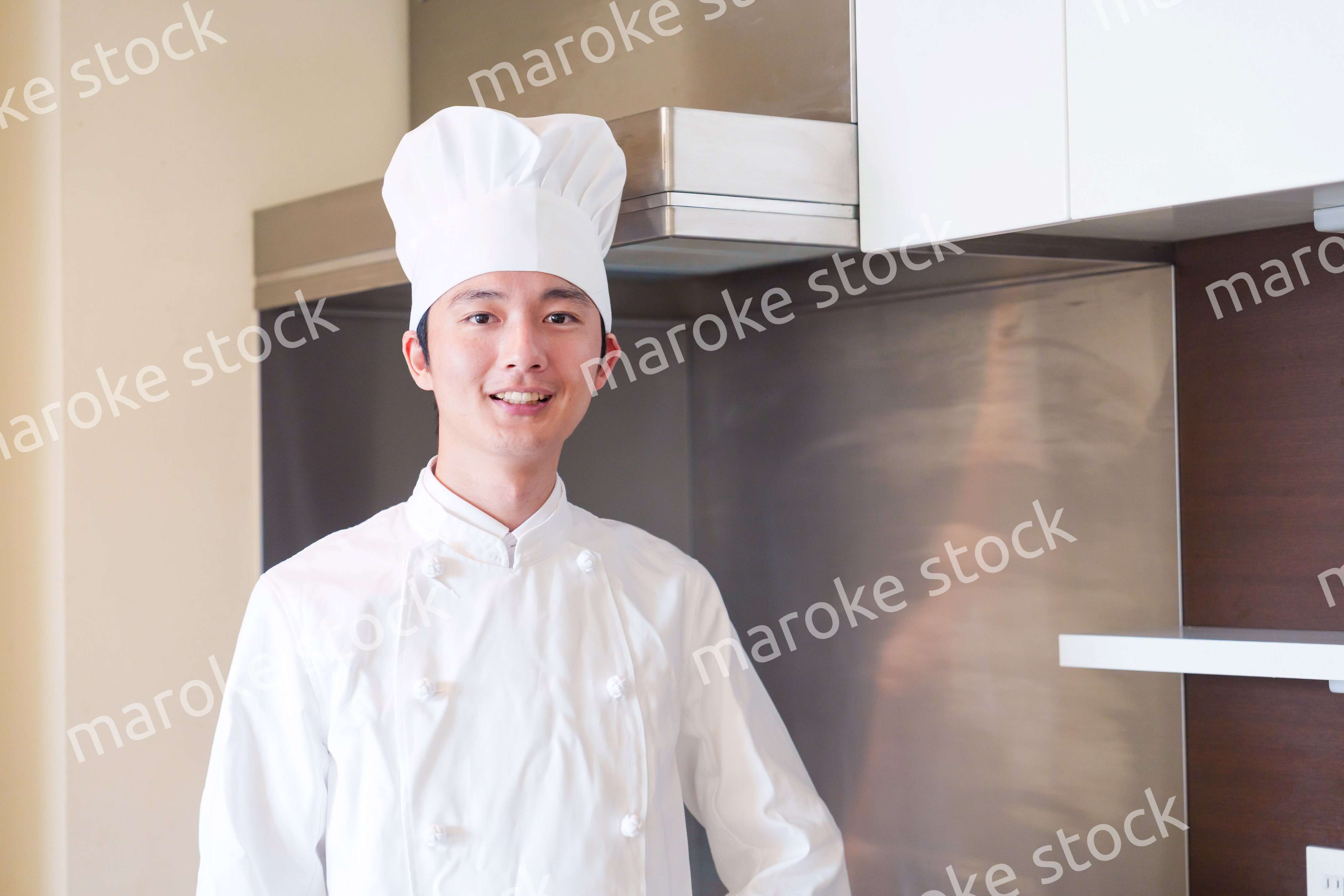 コック帽を被った調理師の男性