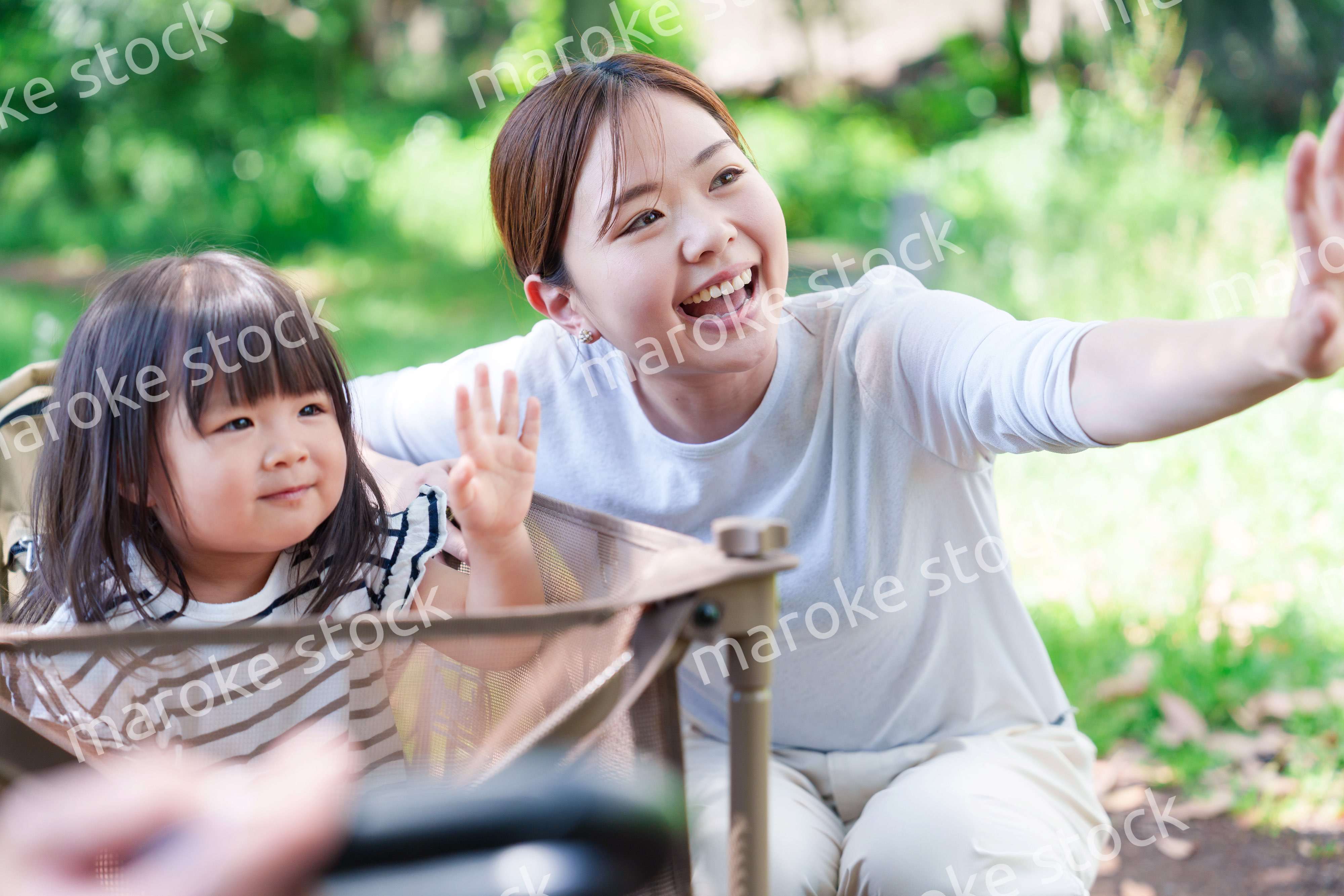 キャリアカーに乗って喜ぶ子どもとお母さん