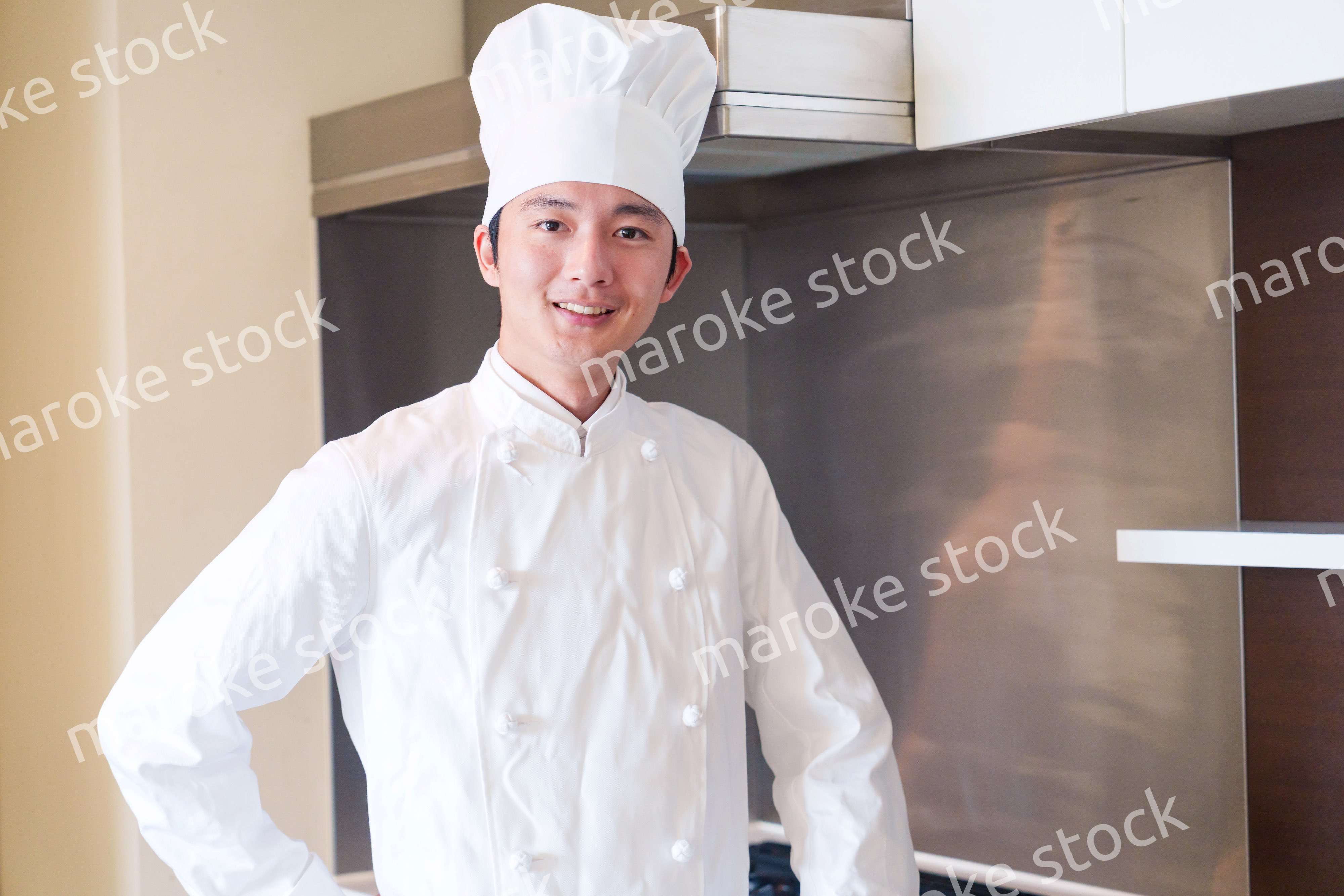 コック帽を被った調理師の男性