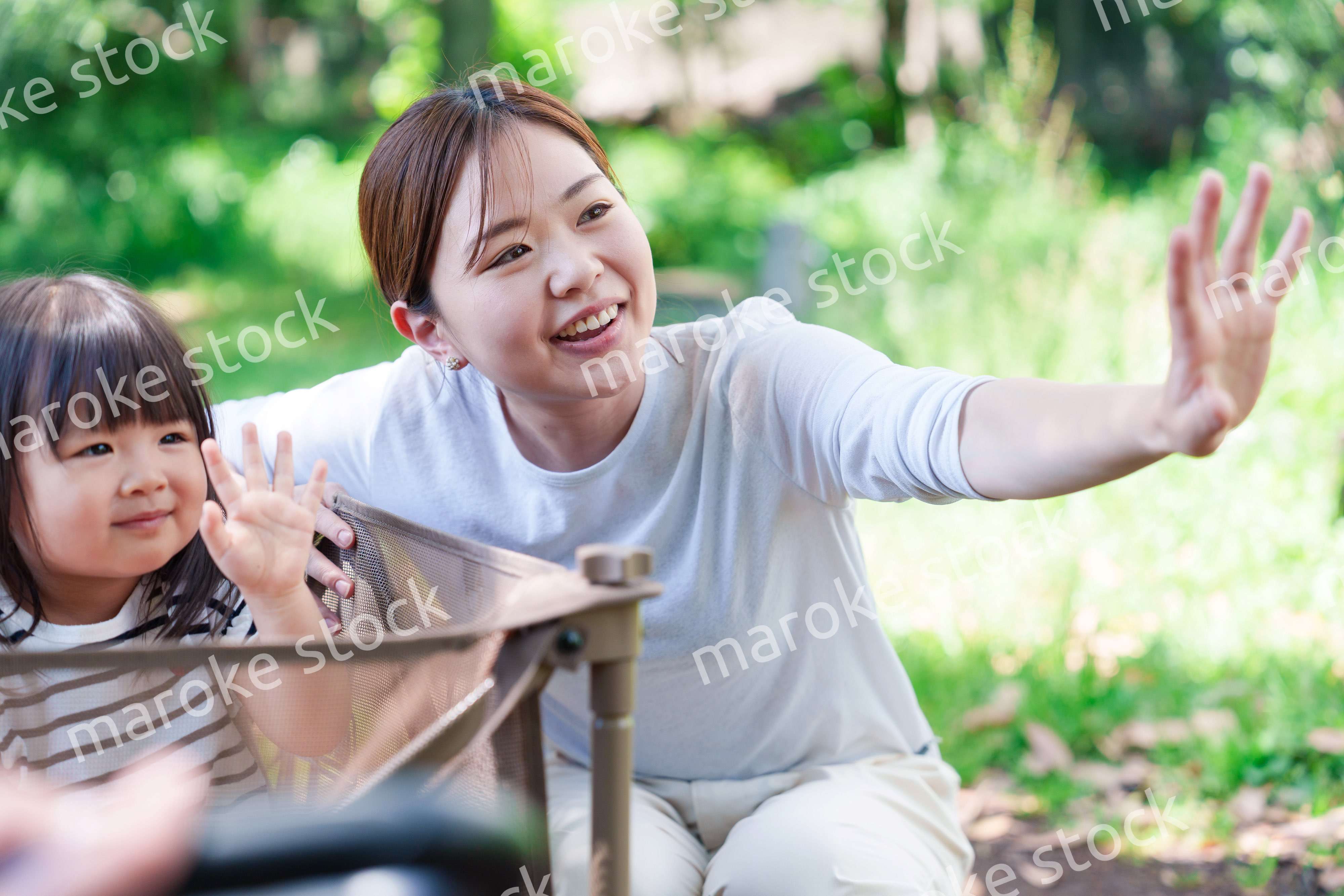 キャリアカーに乗って喜ぶ子どもとお母さん