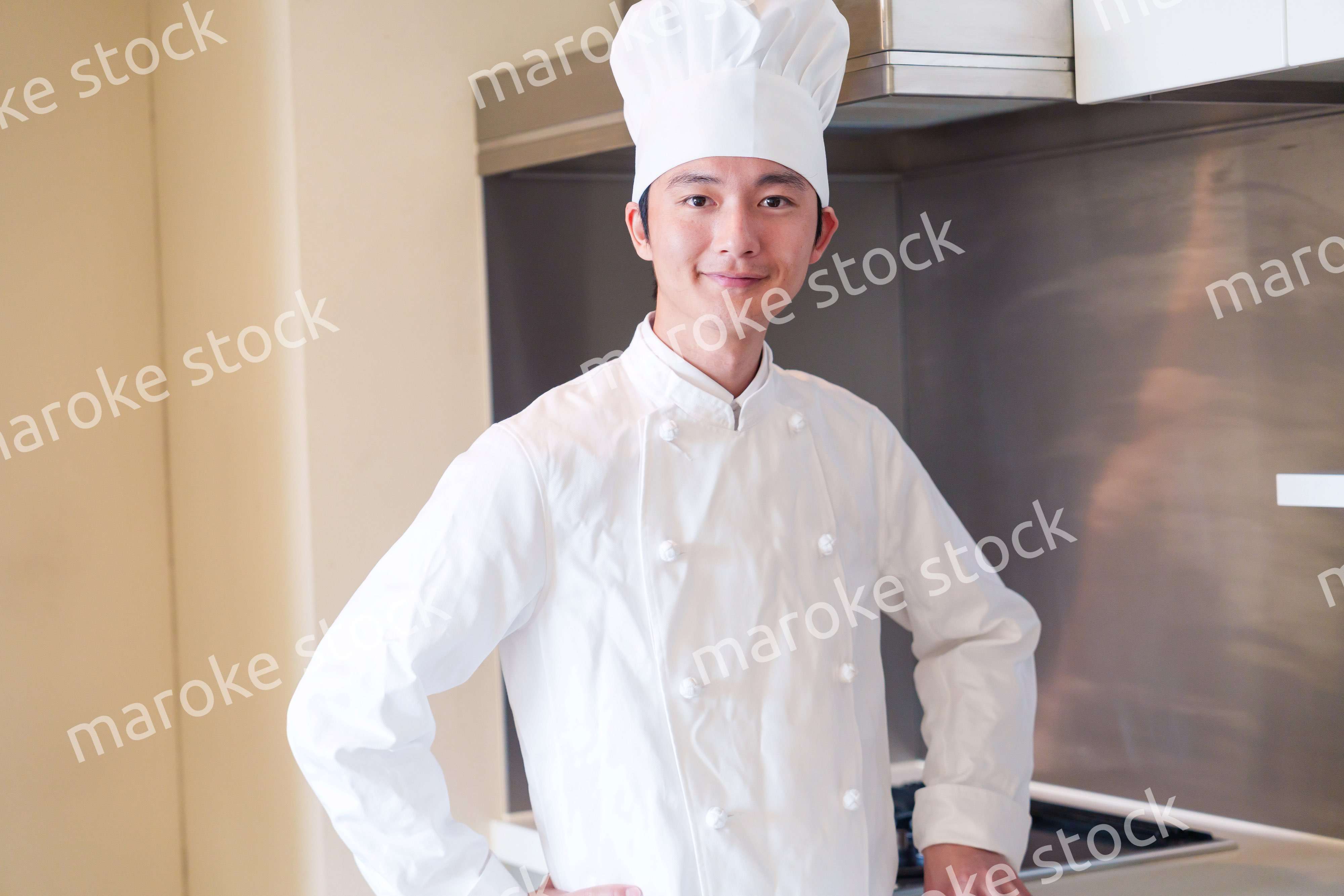 コック帽を被った調理師の男性