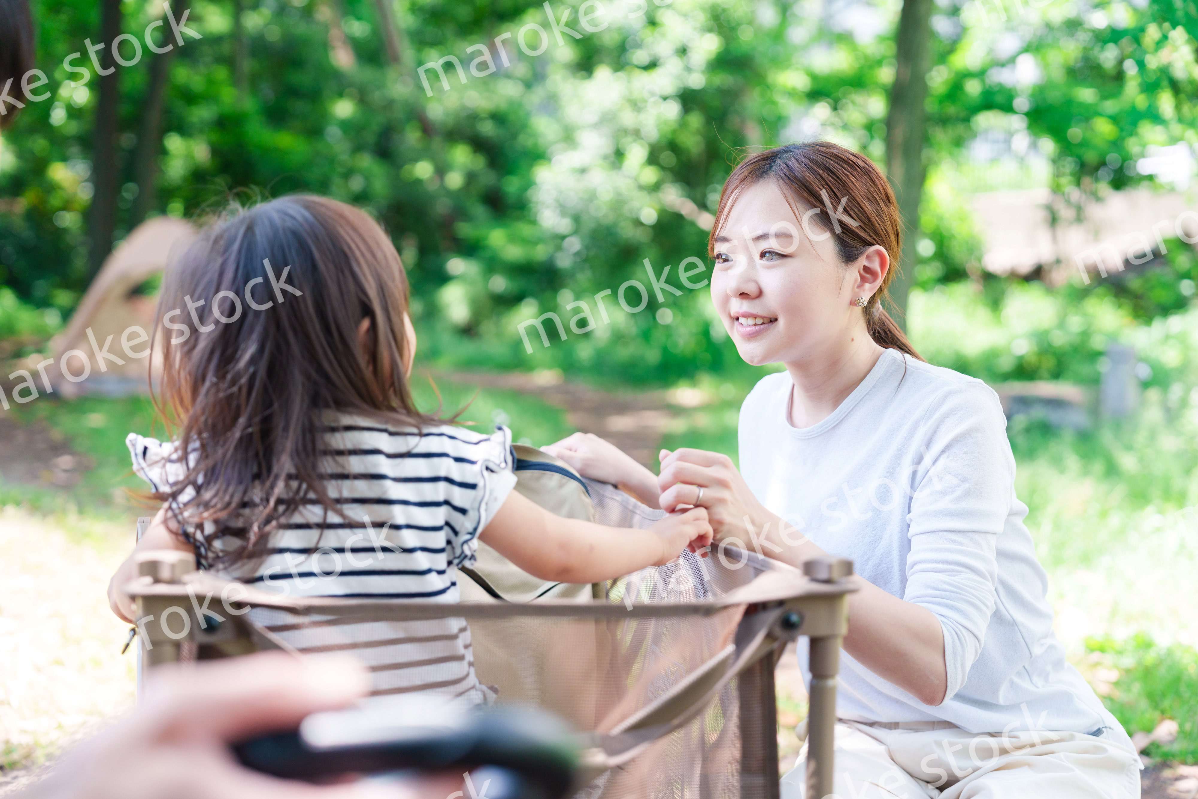 キャリアカーに乗って喜ぶ子どもとお母さん