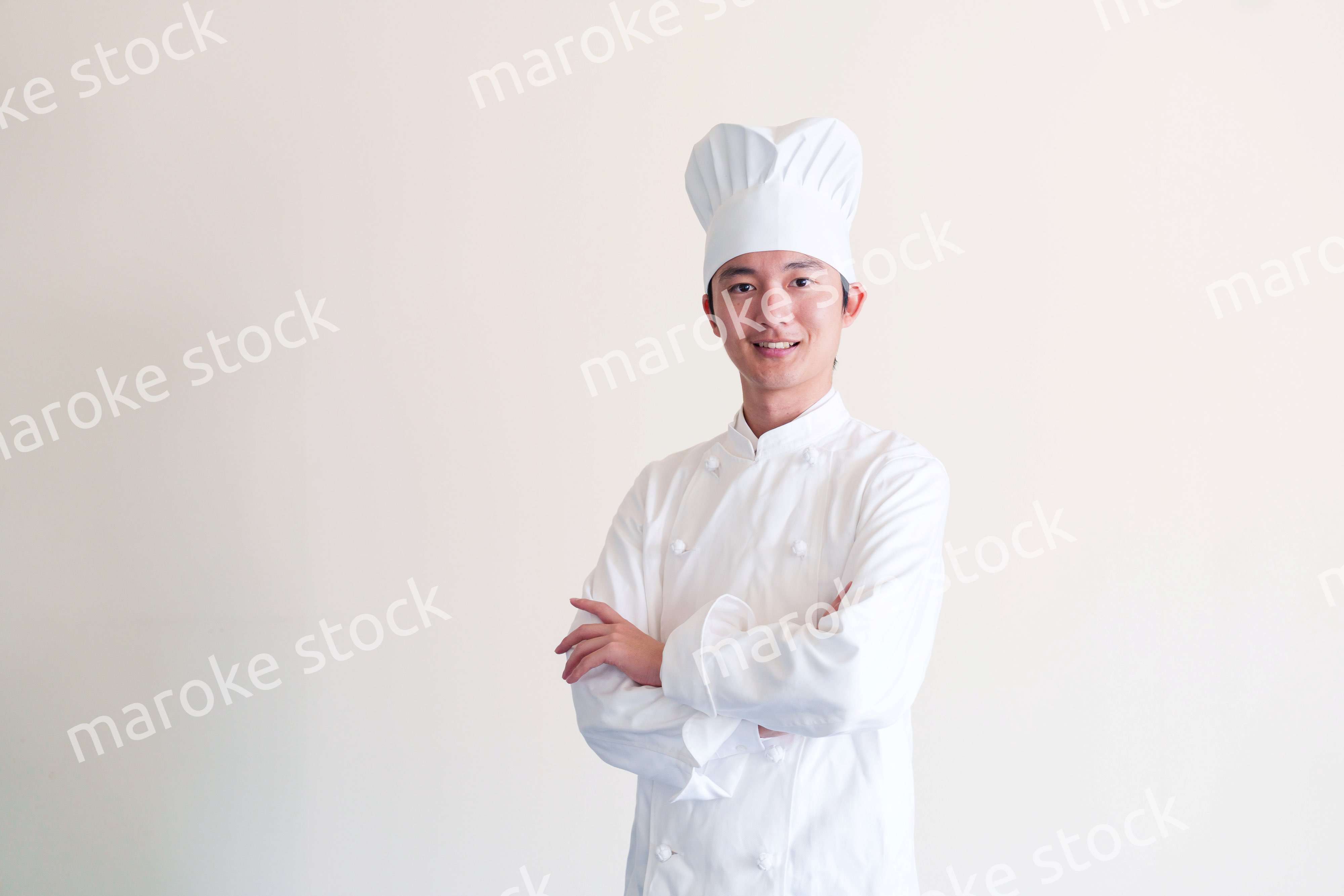 コック帽を被った調理師の男性