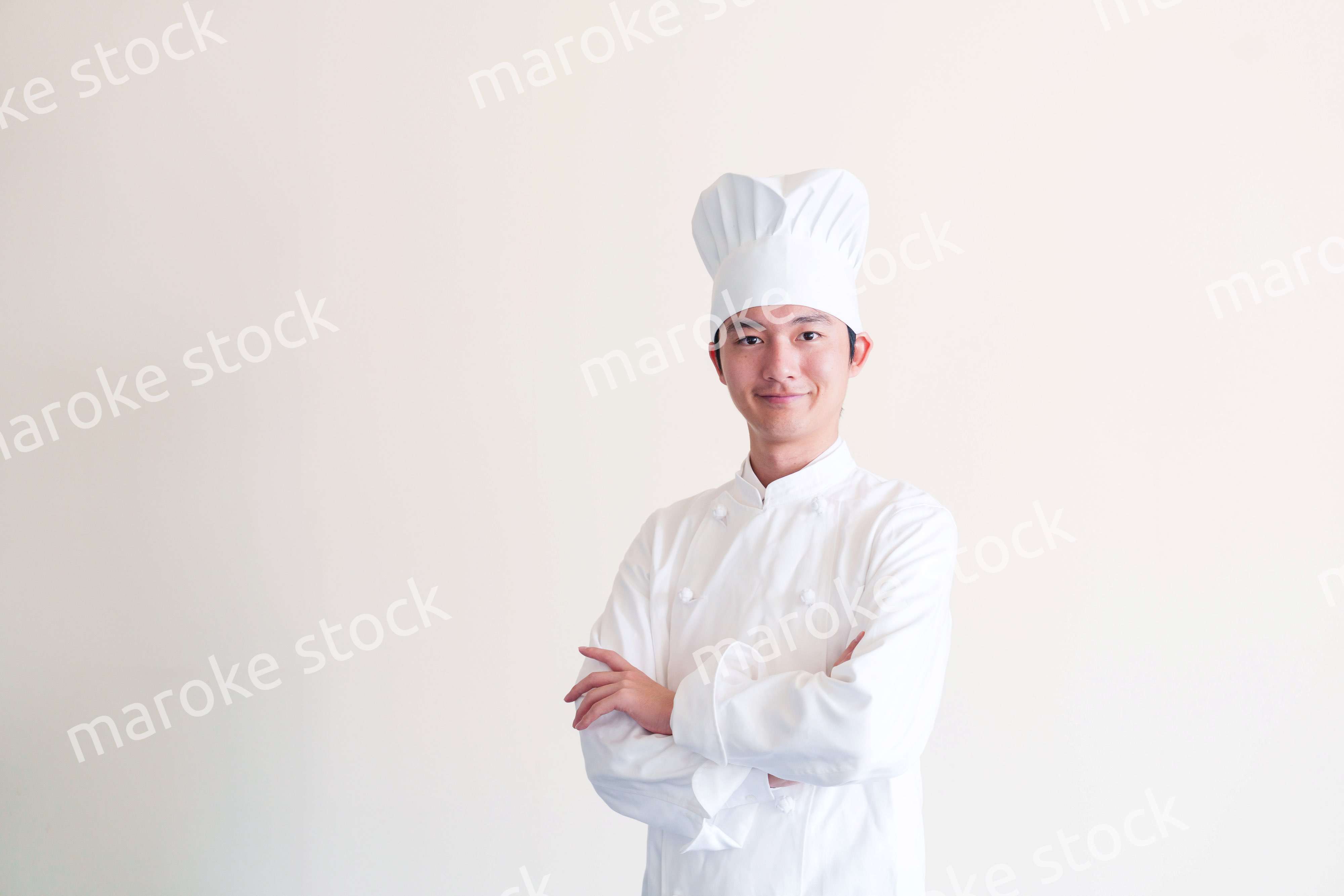 コック帽を被った調理師の男性