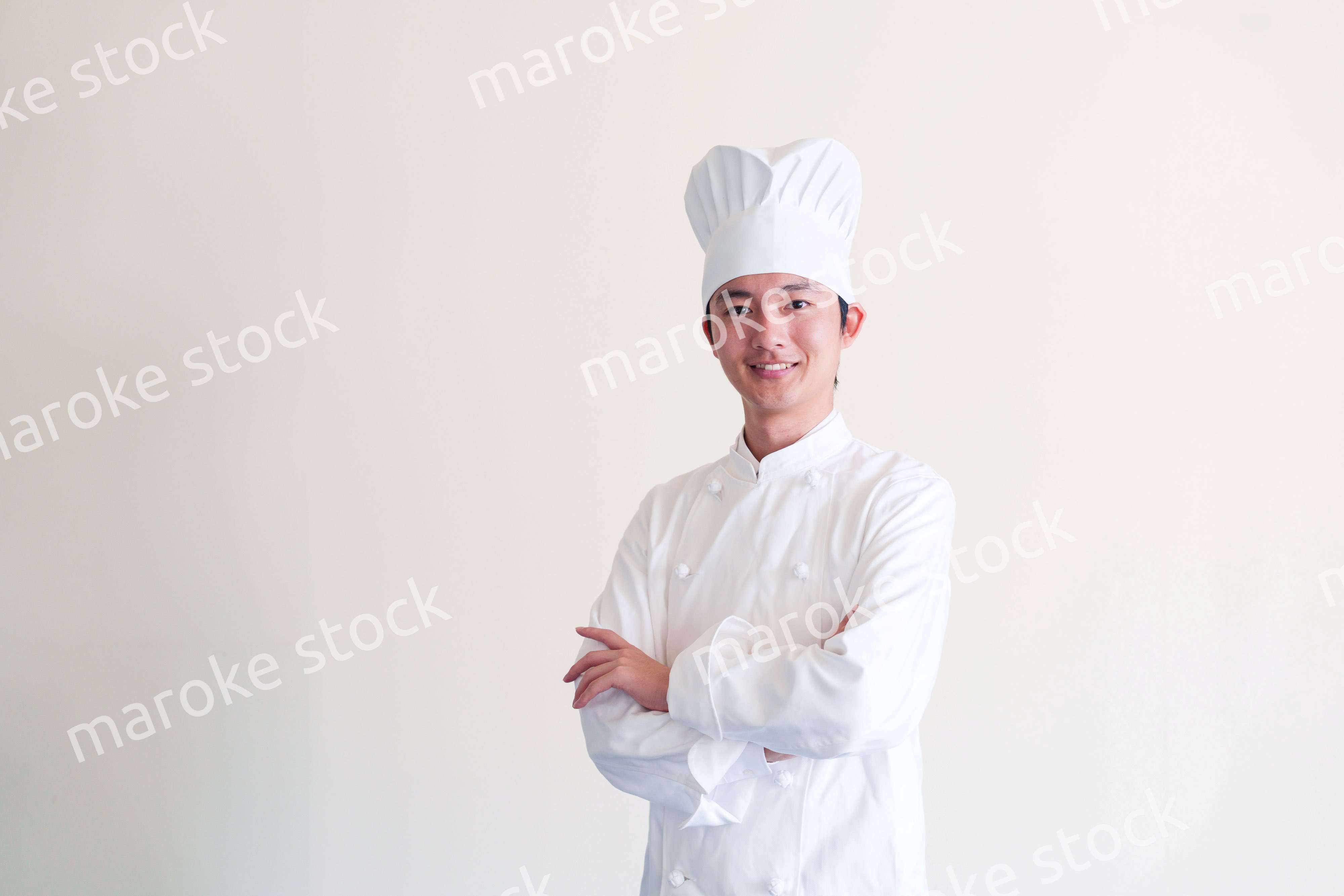 コック帽を被った調理師の男性