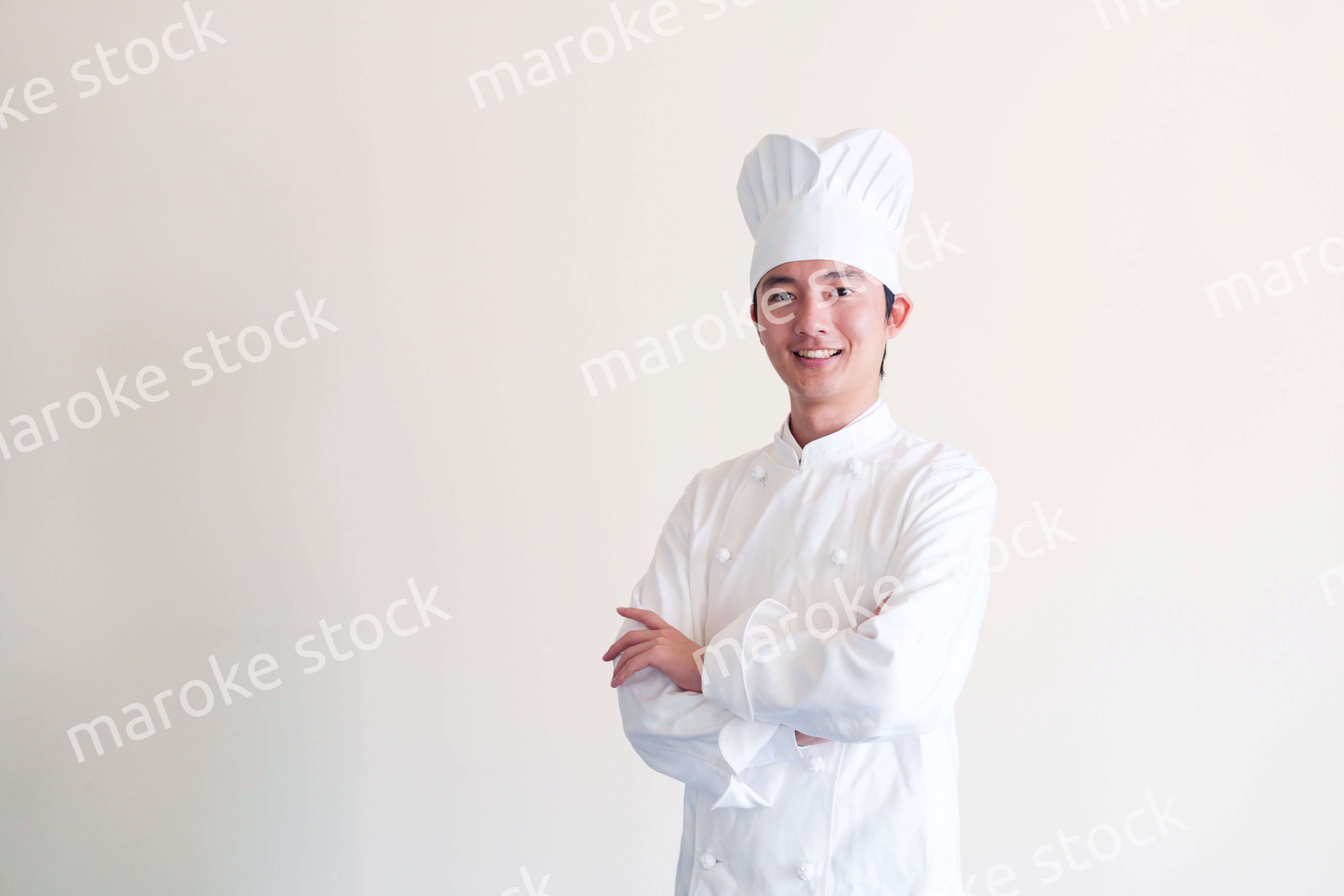 コック帽を被った調理師の男性