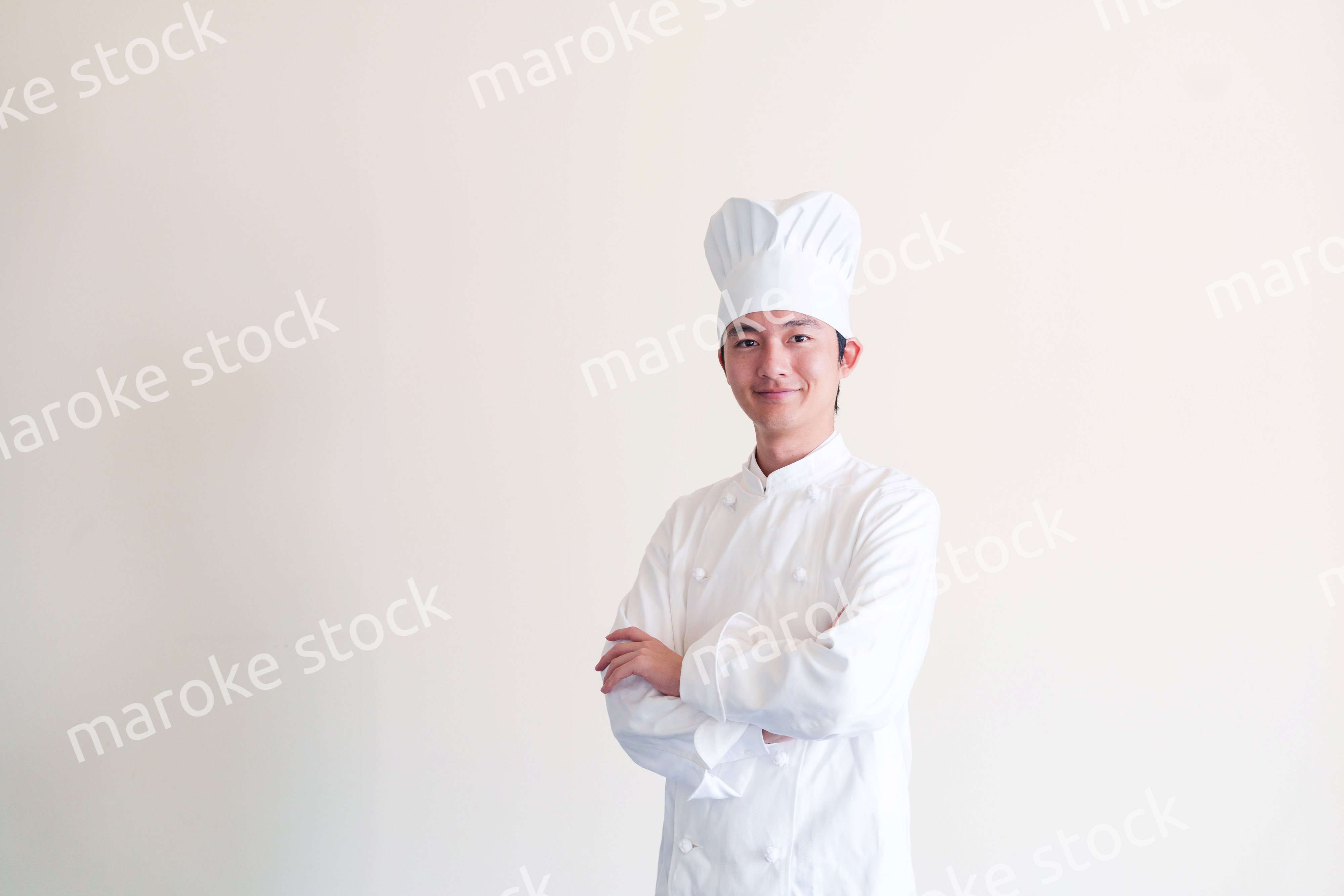 コック帽を被った調理師の男性