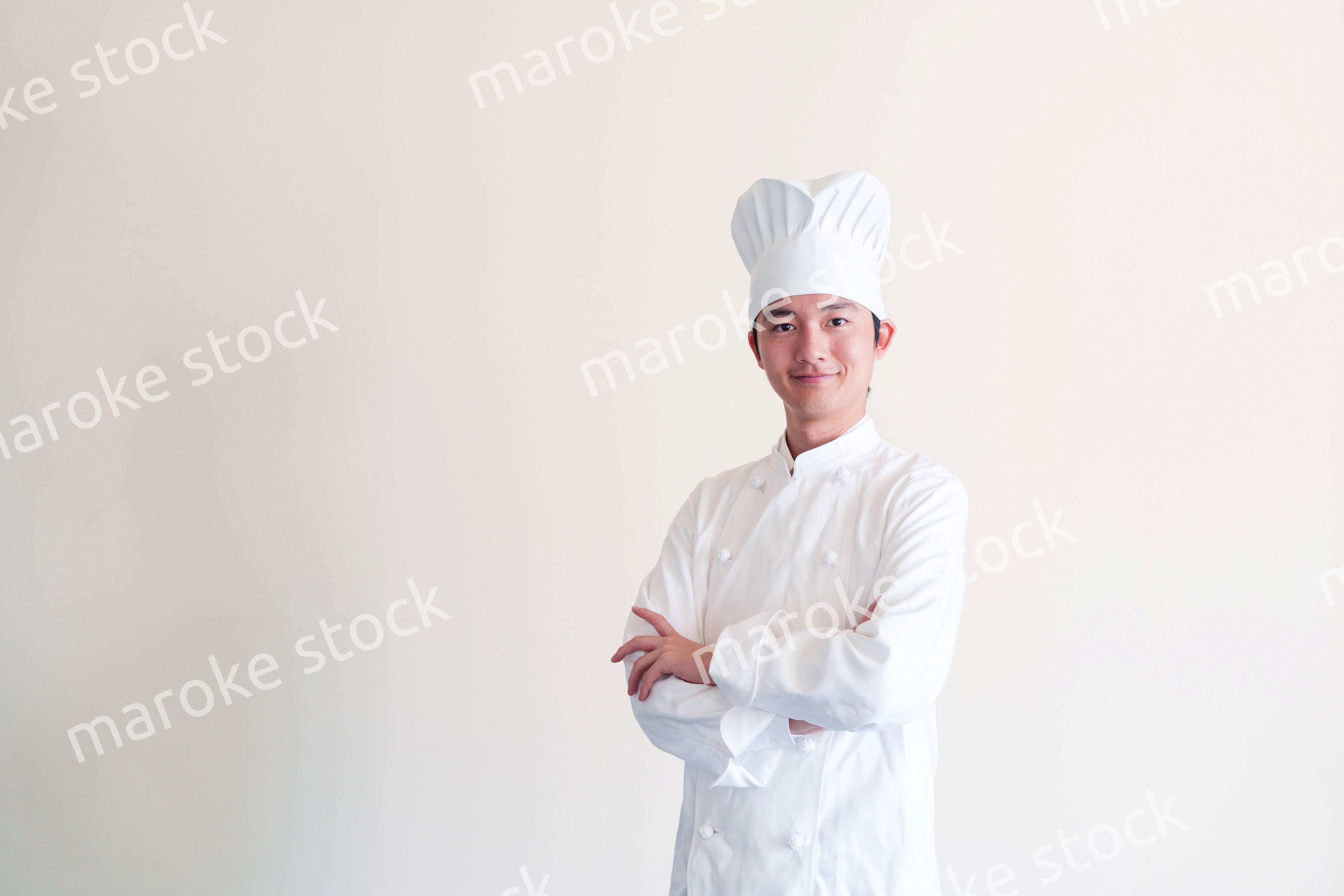 コック帽を被った調理師の男性