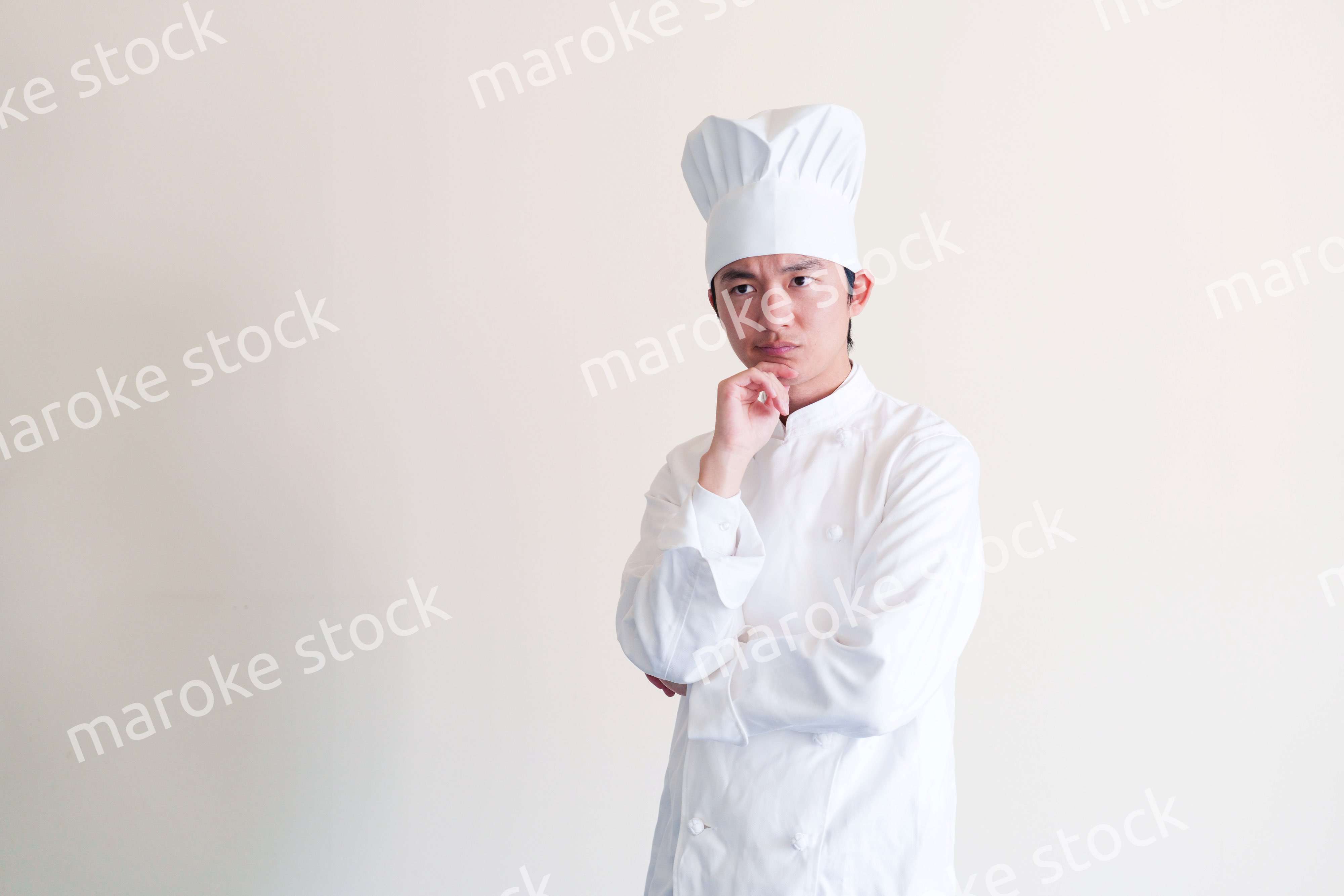 コック帽を被った調理師の男性