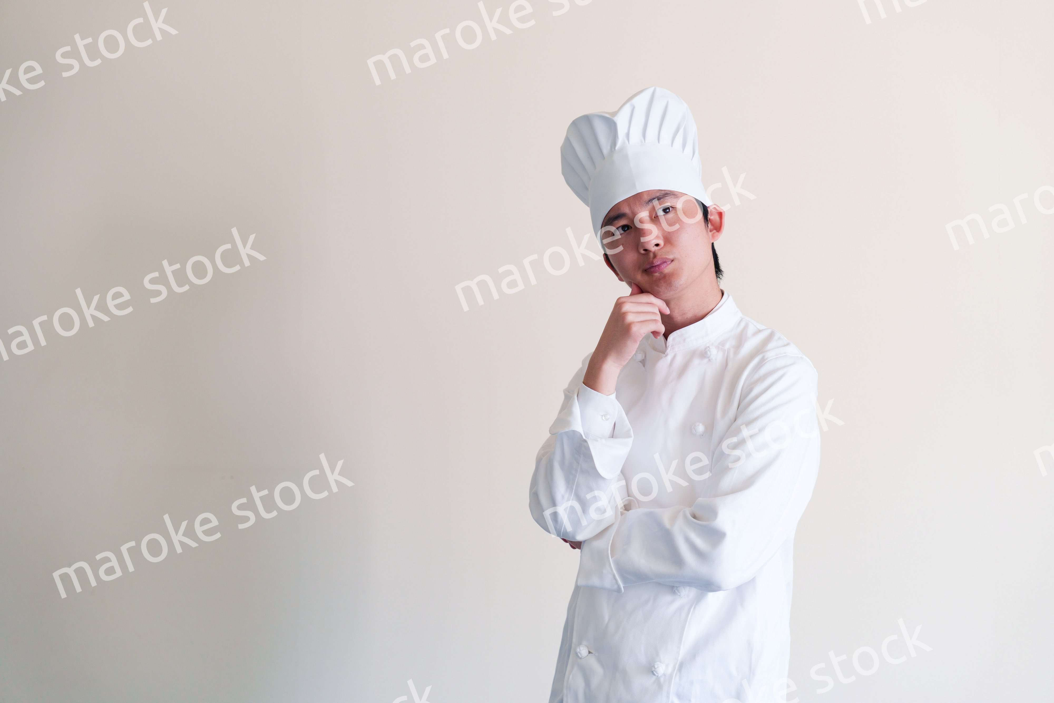 コック帽を被った調理師の男性