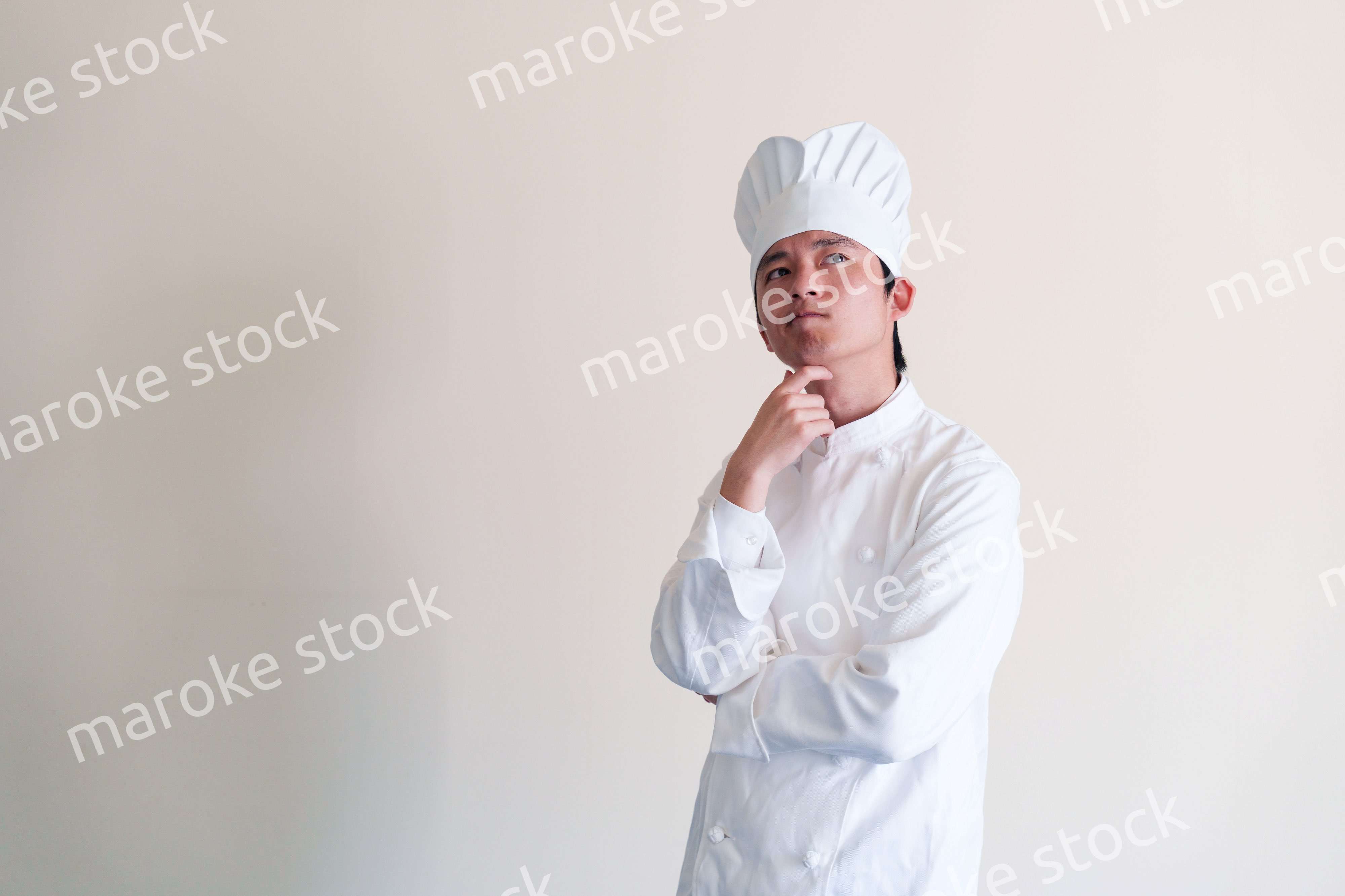 コック帽を被った調理師の男性