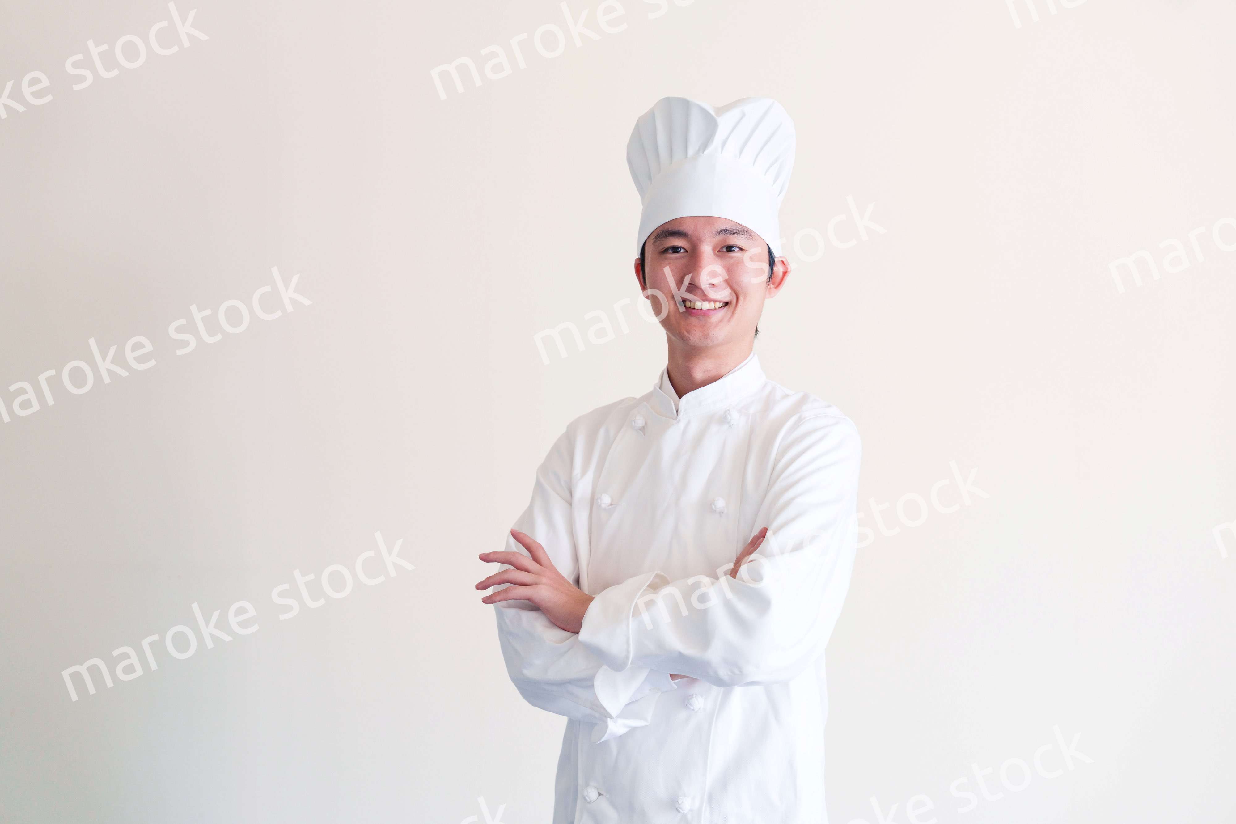 コック帽を被った調理師の男性