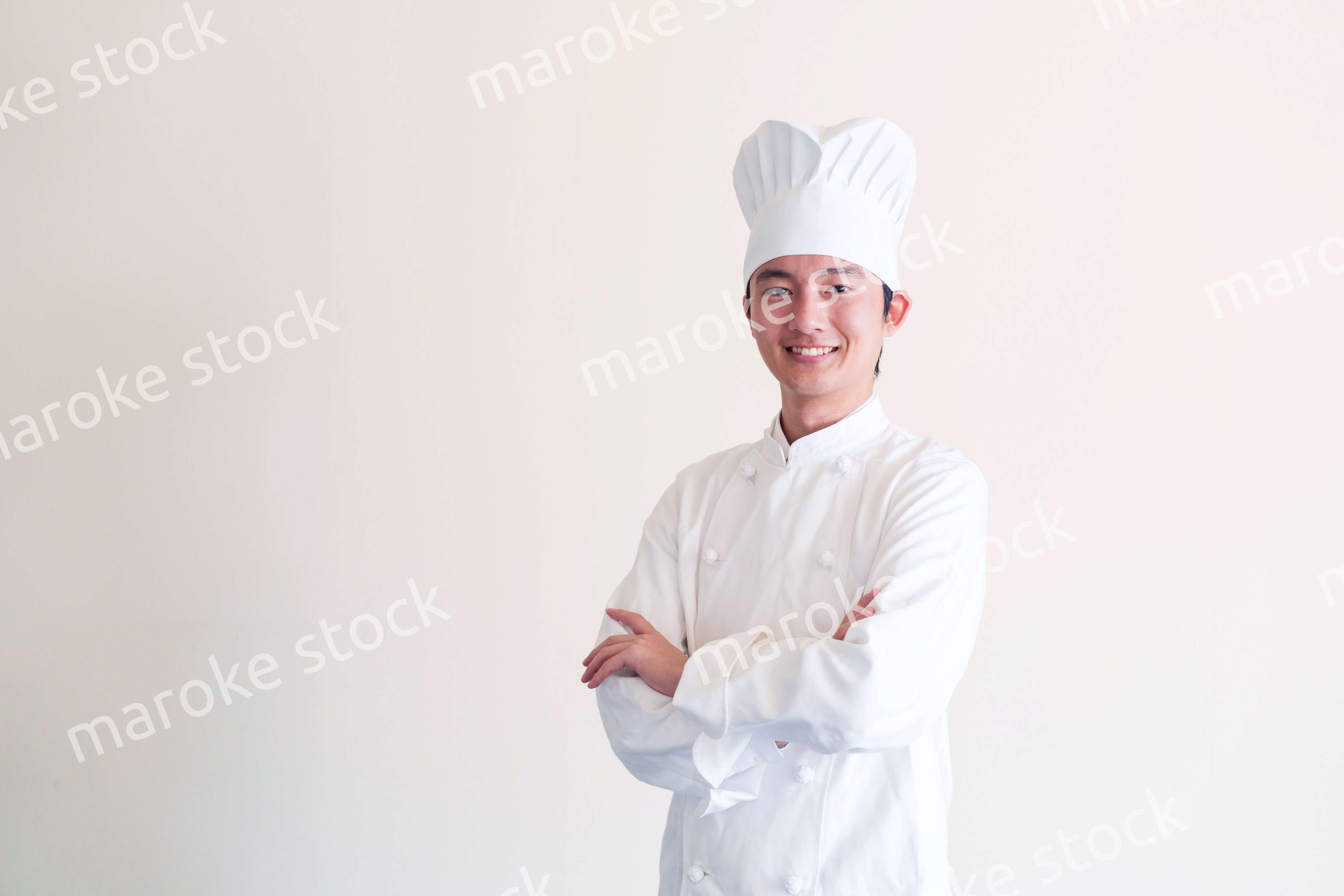 コック帽を被った調理師の男性