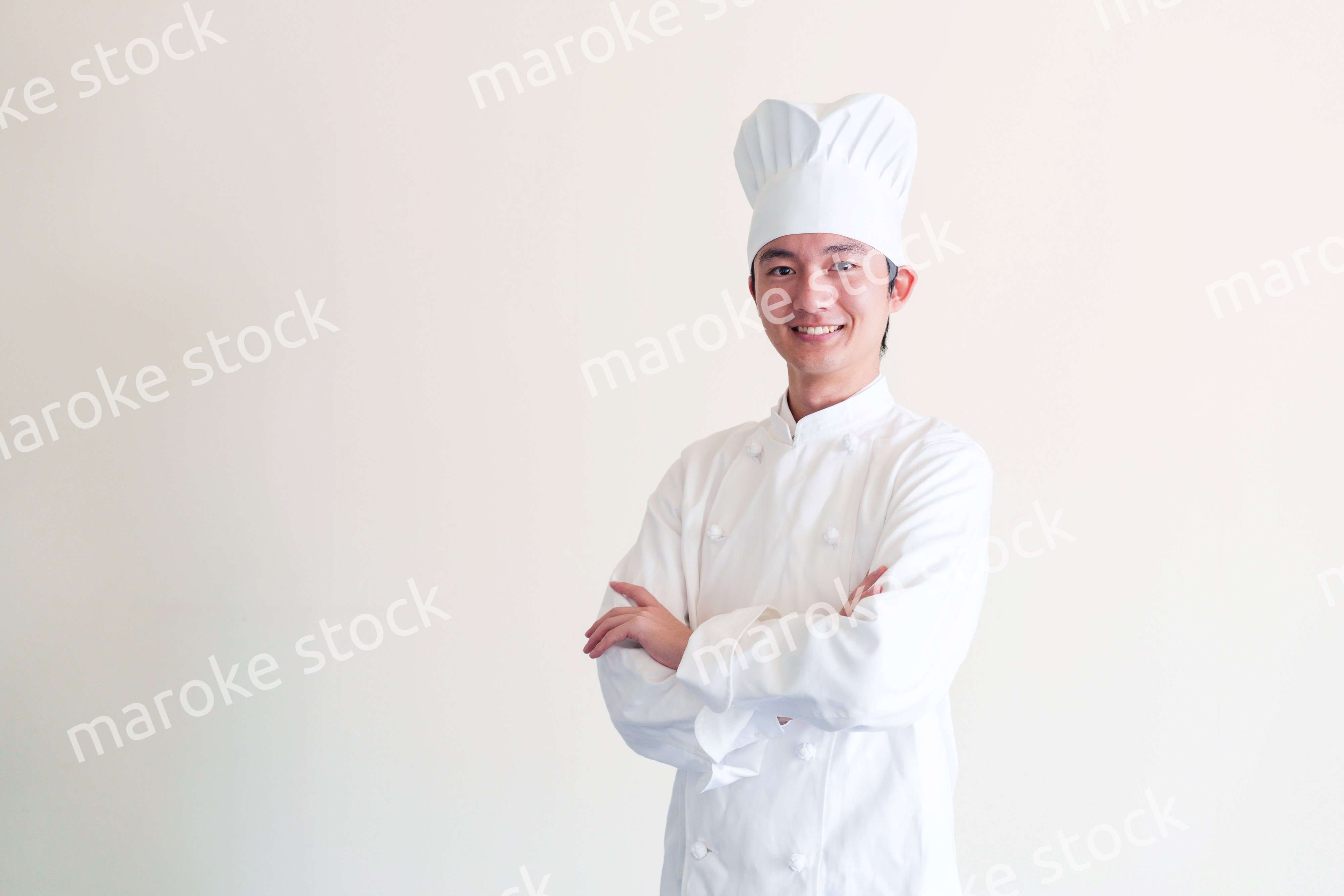 コック帽を被った調理師の男性