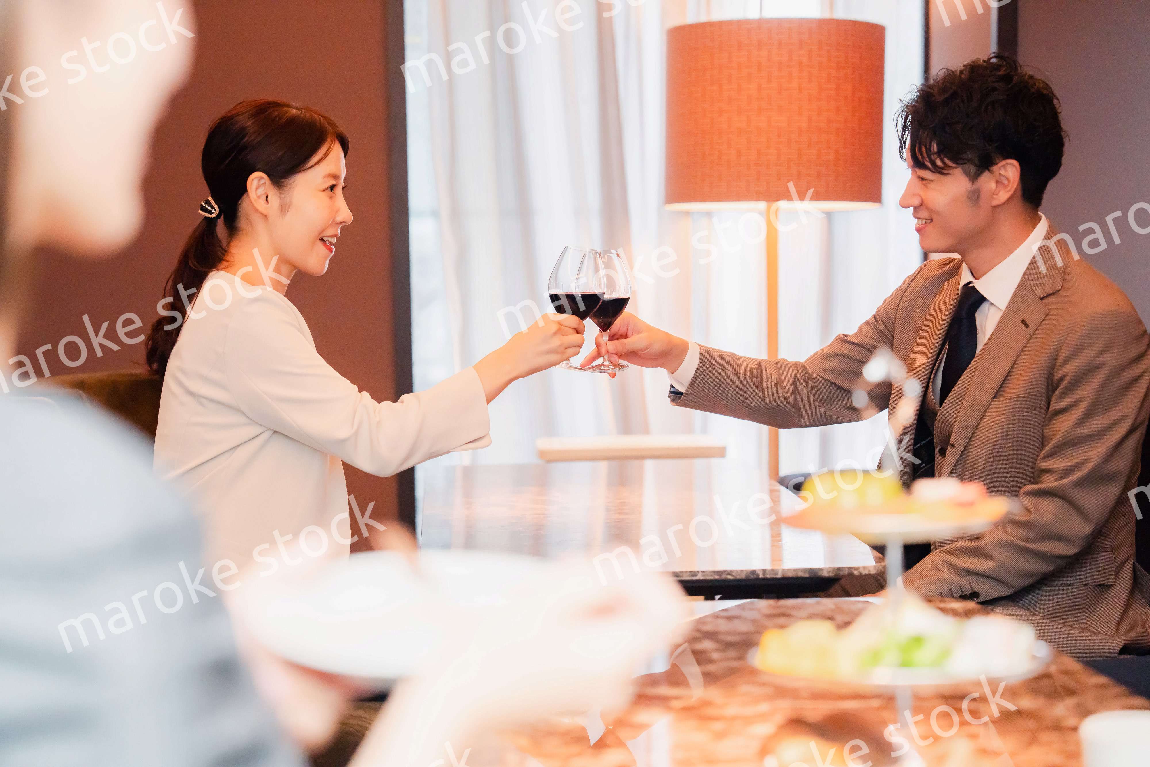 赤ワインで乾杯をする大人の男女