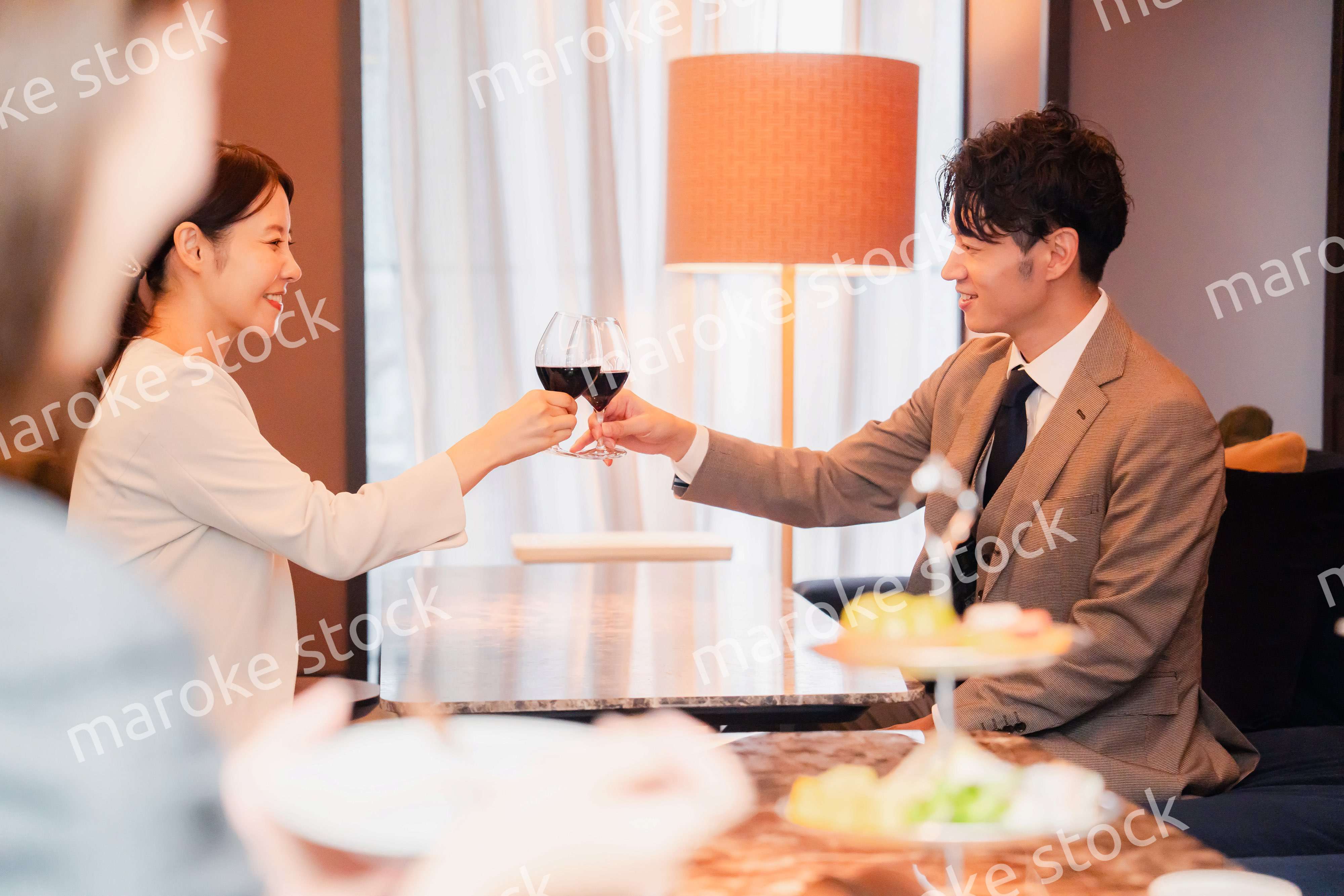 赤ワインで乾杯をする大人の男女