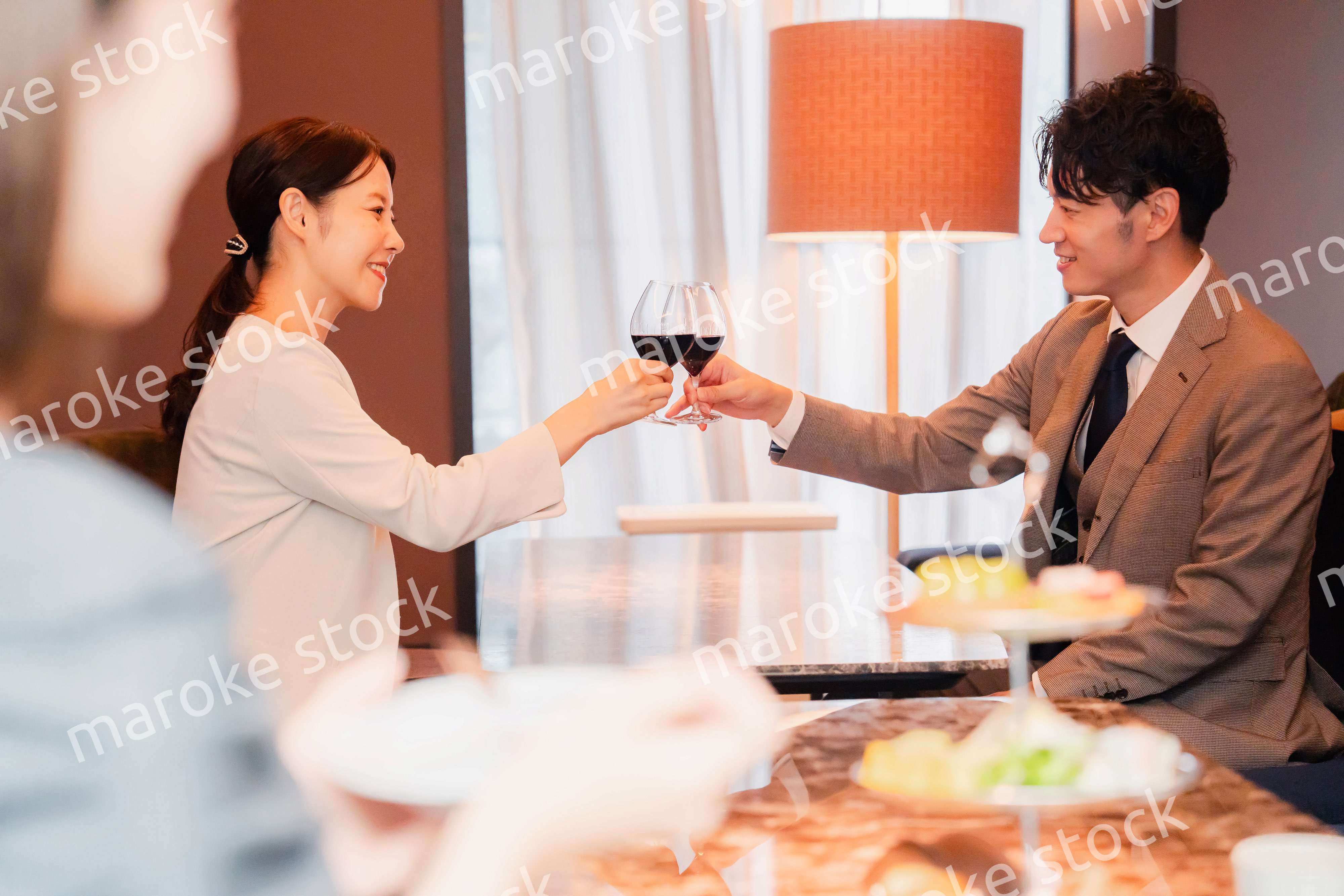 赤ワインで乾杯をする大人の男女