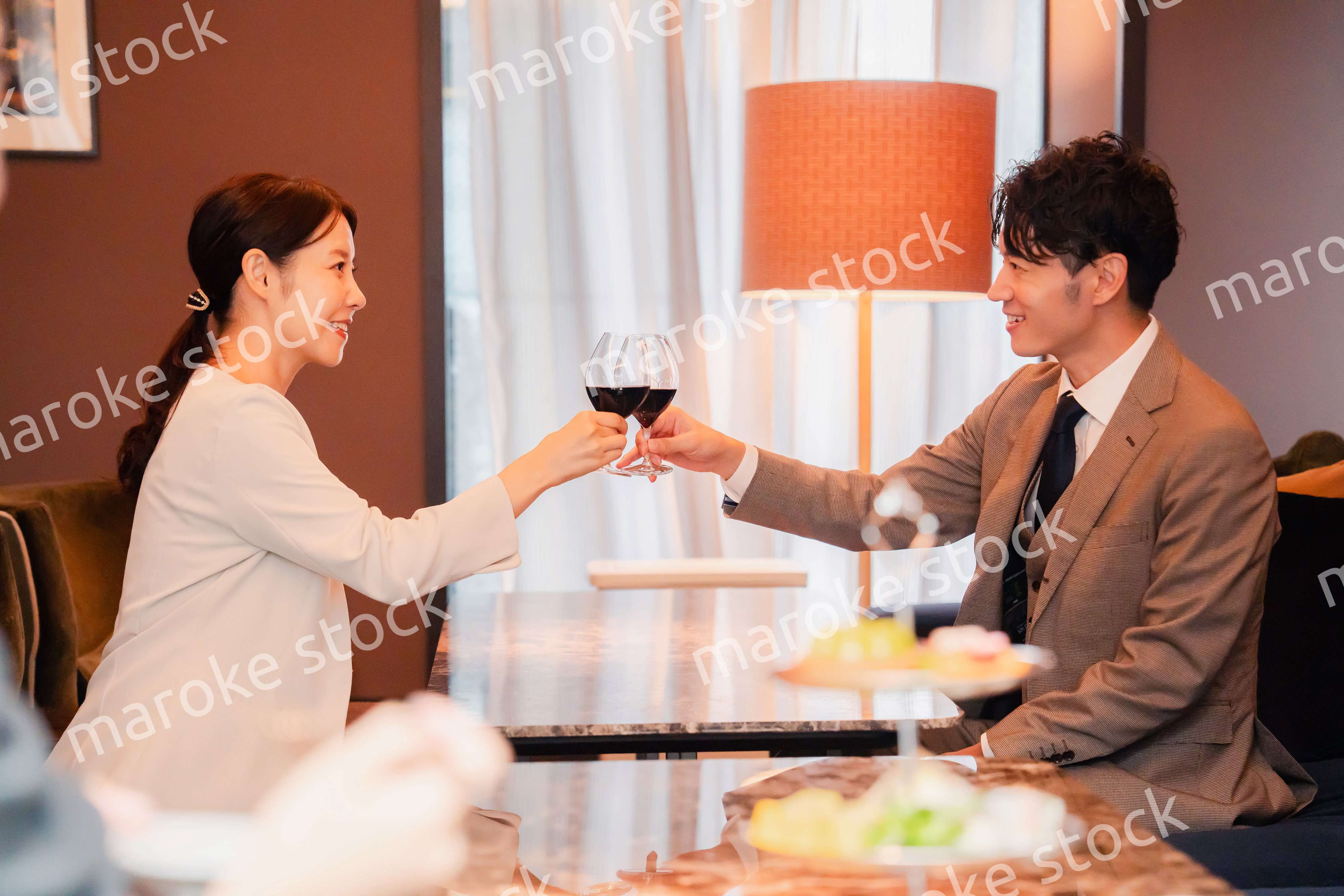 赤ワインで乾杯をする大人の男女