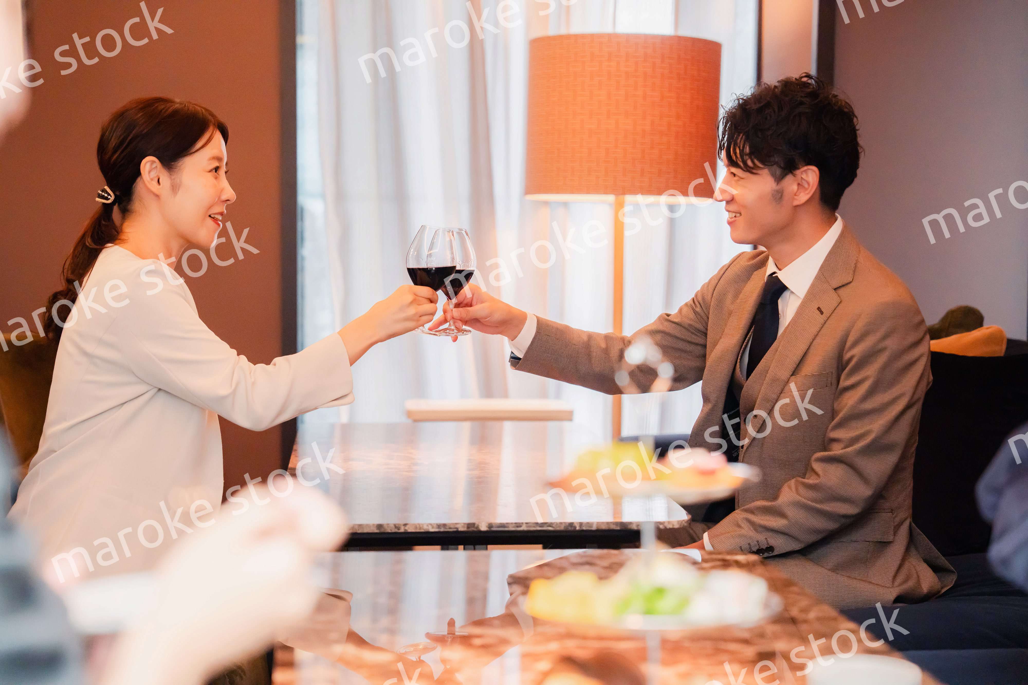 赤ワインで乾杯をする大人の男女