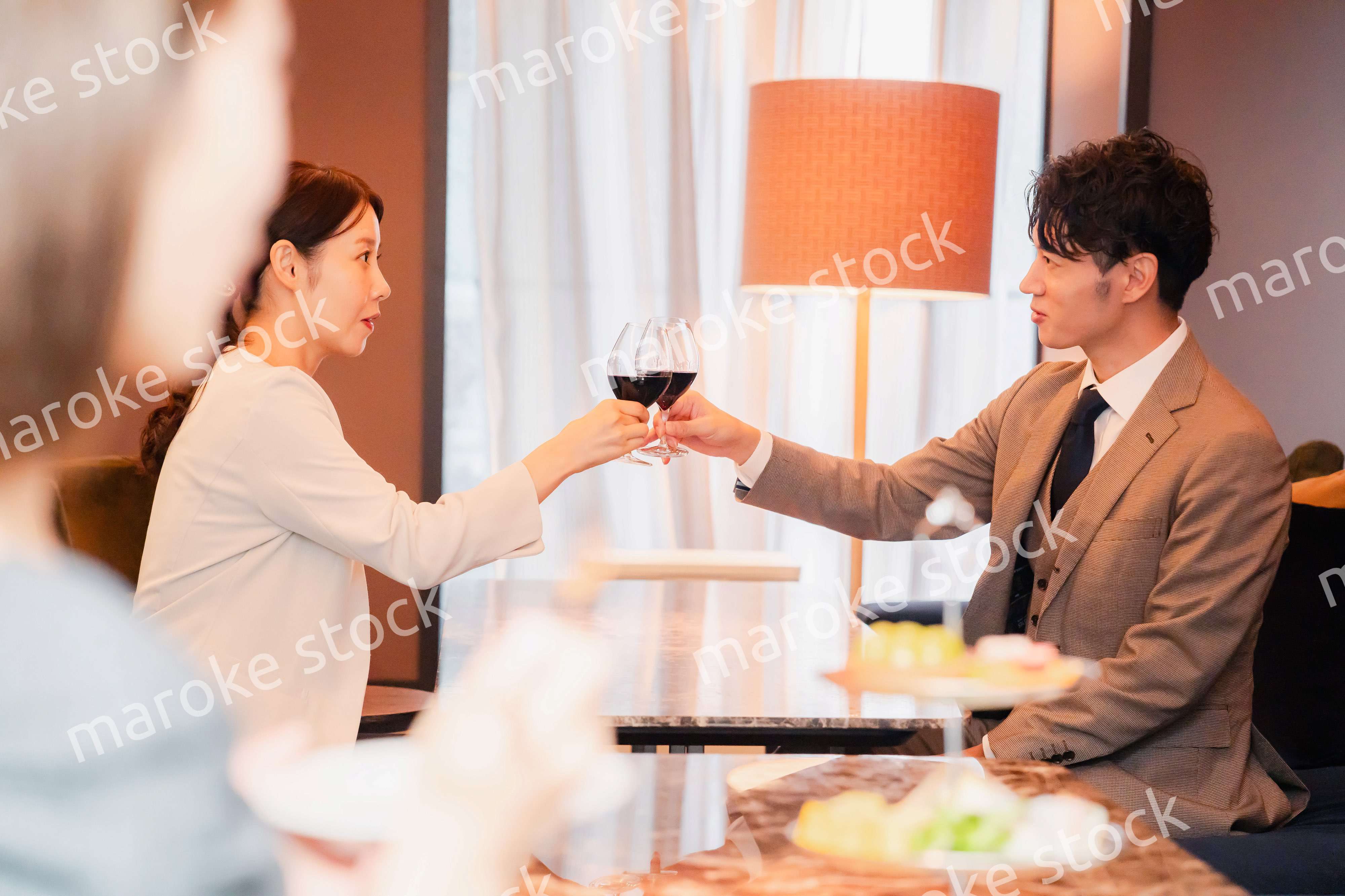 赤ワインで乾杯をする大人の男女