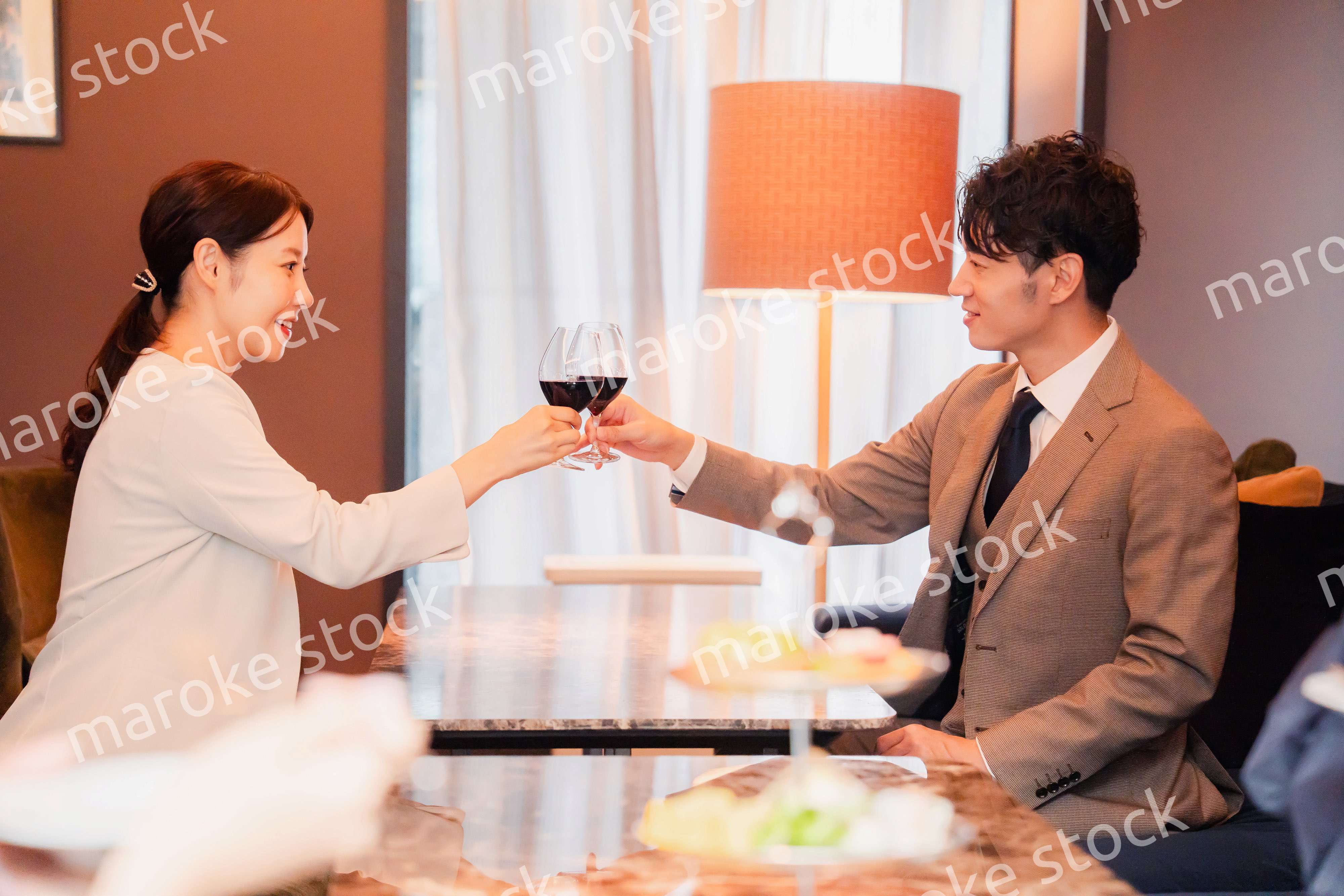 赤ワインで乾杯をする大人の男女