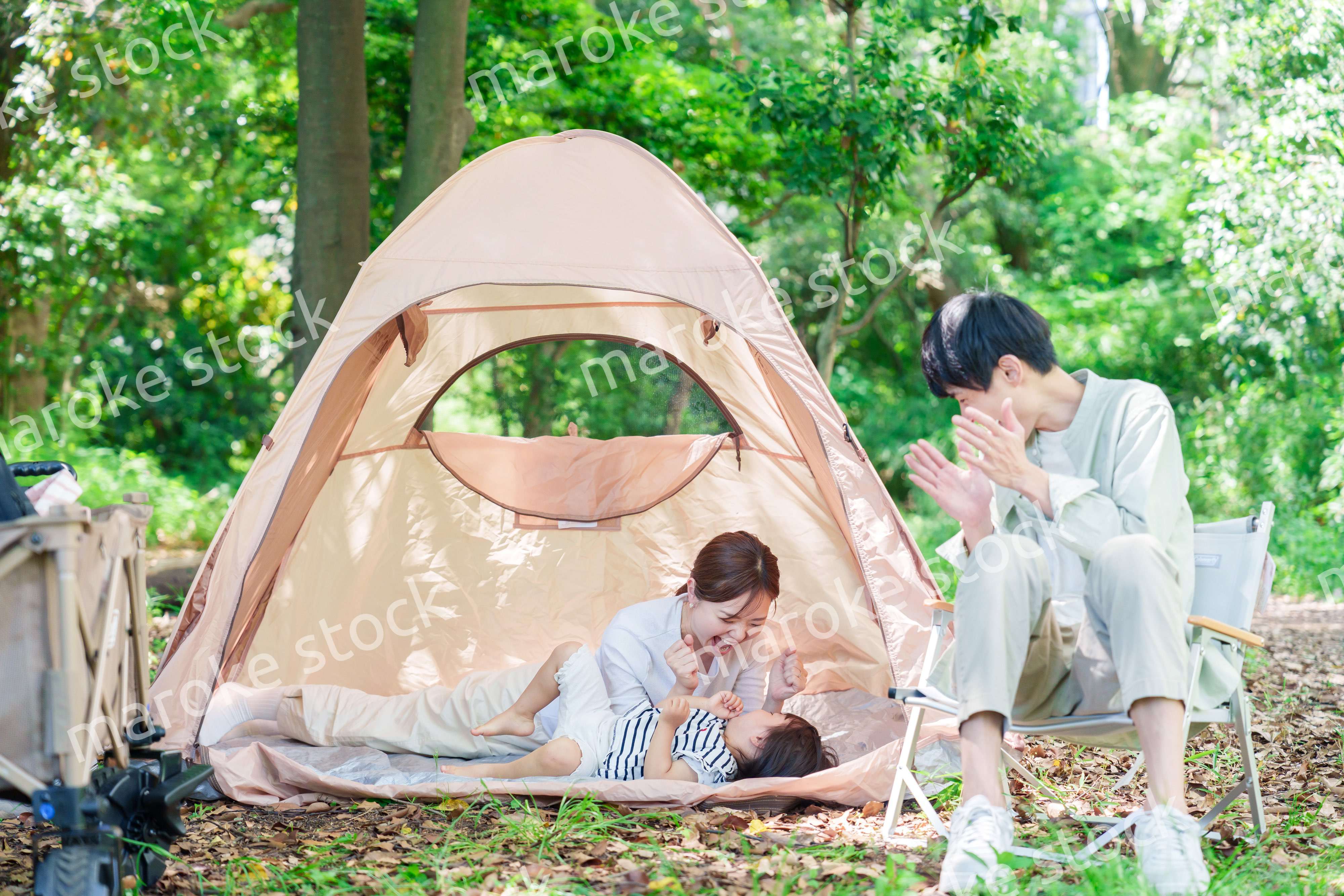 大自然の中でキャンプを楽しむファミリー