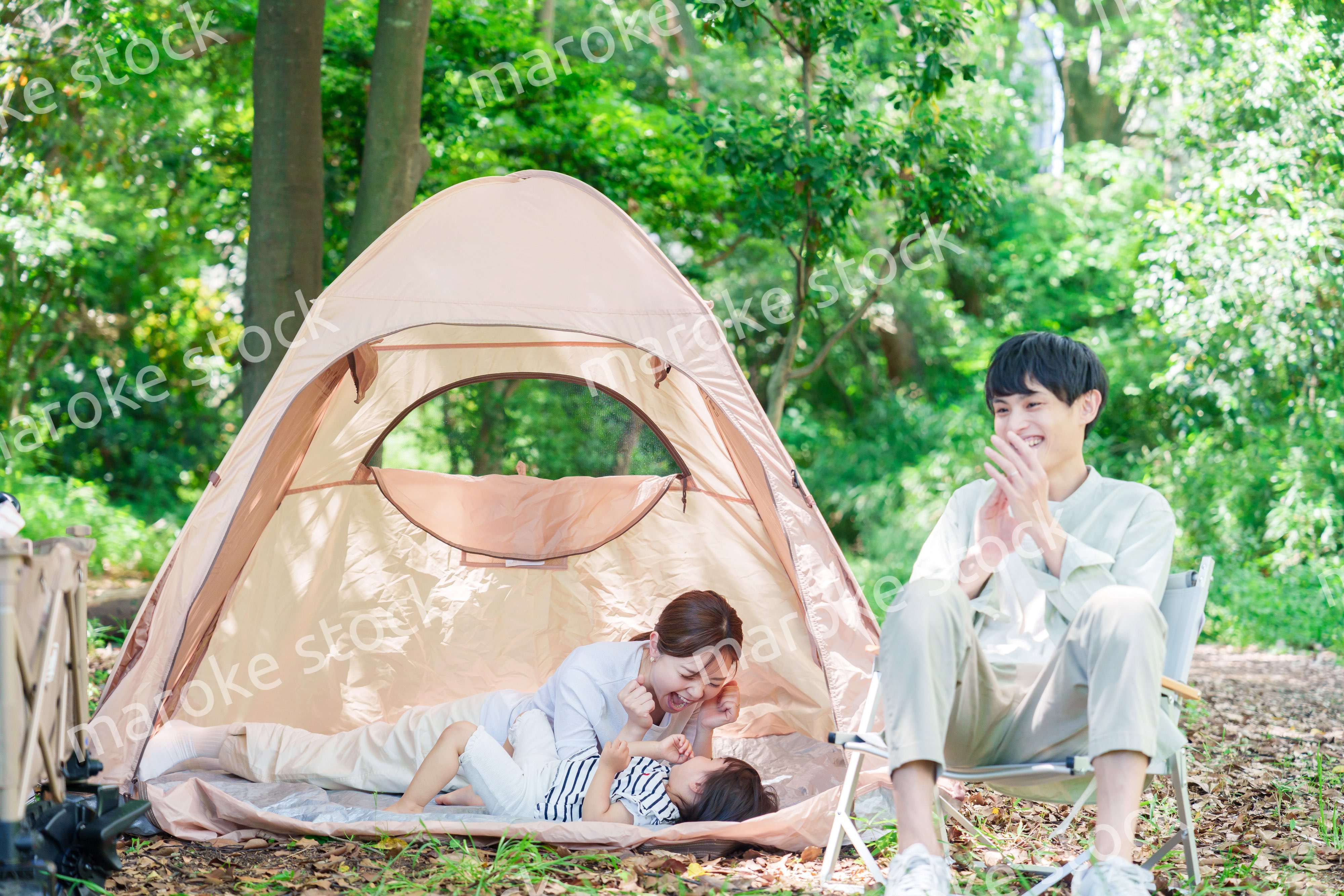 大自然の中でキャンプを楽しむファミリー