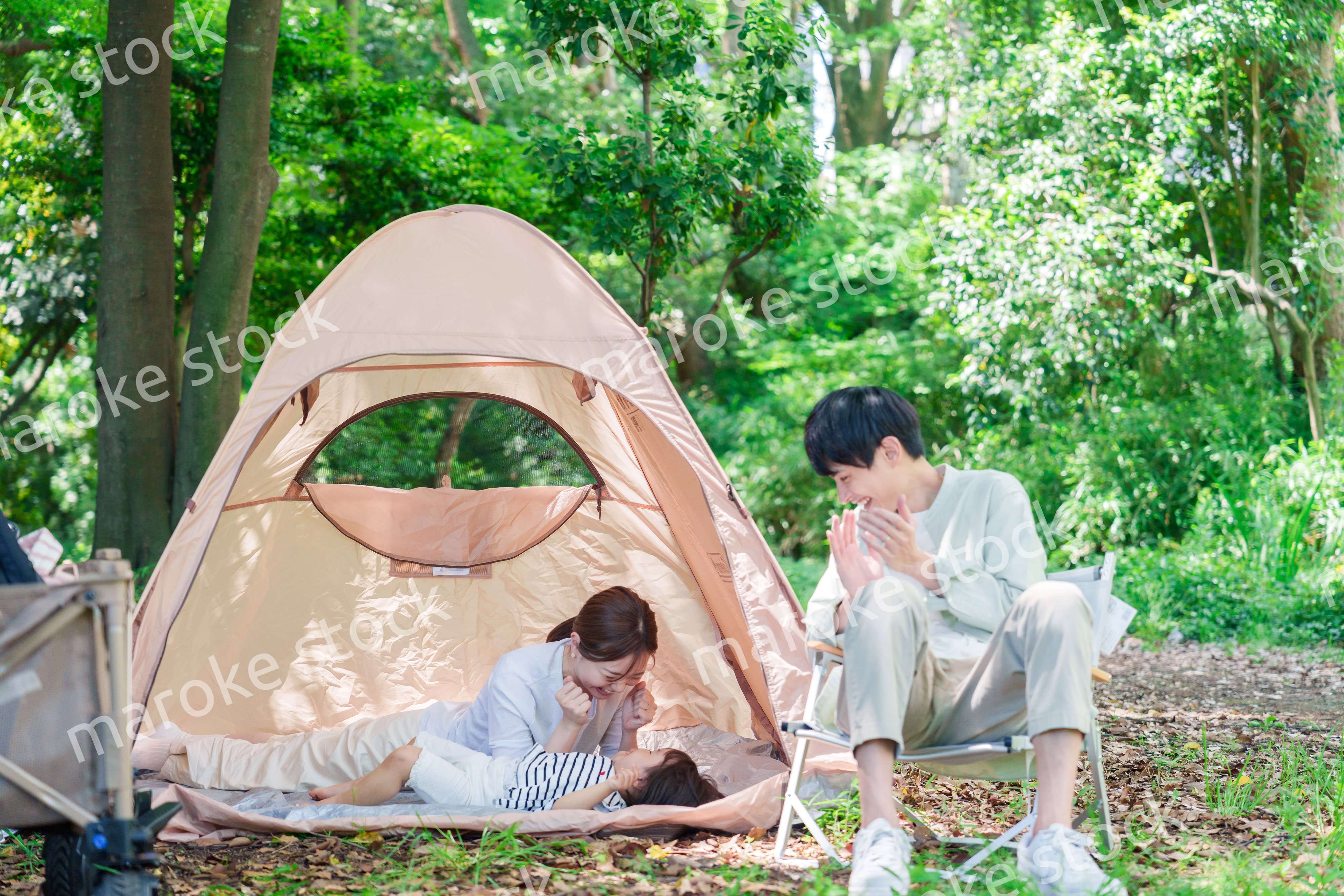 大自然の中でキャンプを楽しむファミリー