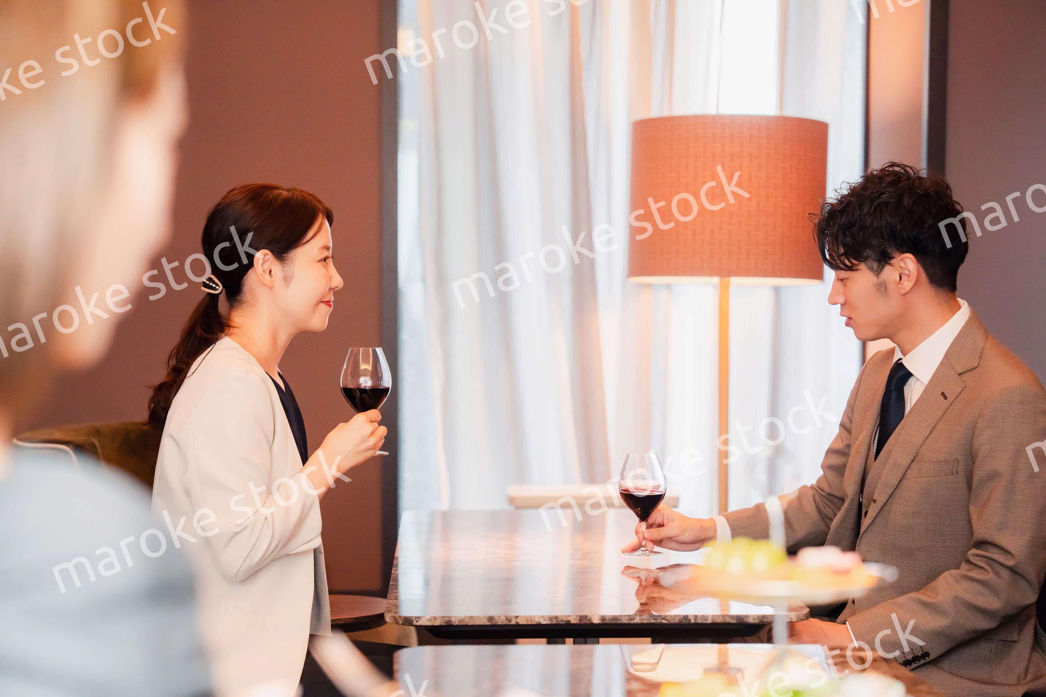 赤ワインで乾杯をする大人の男女