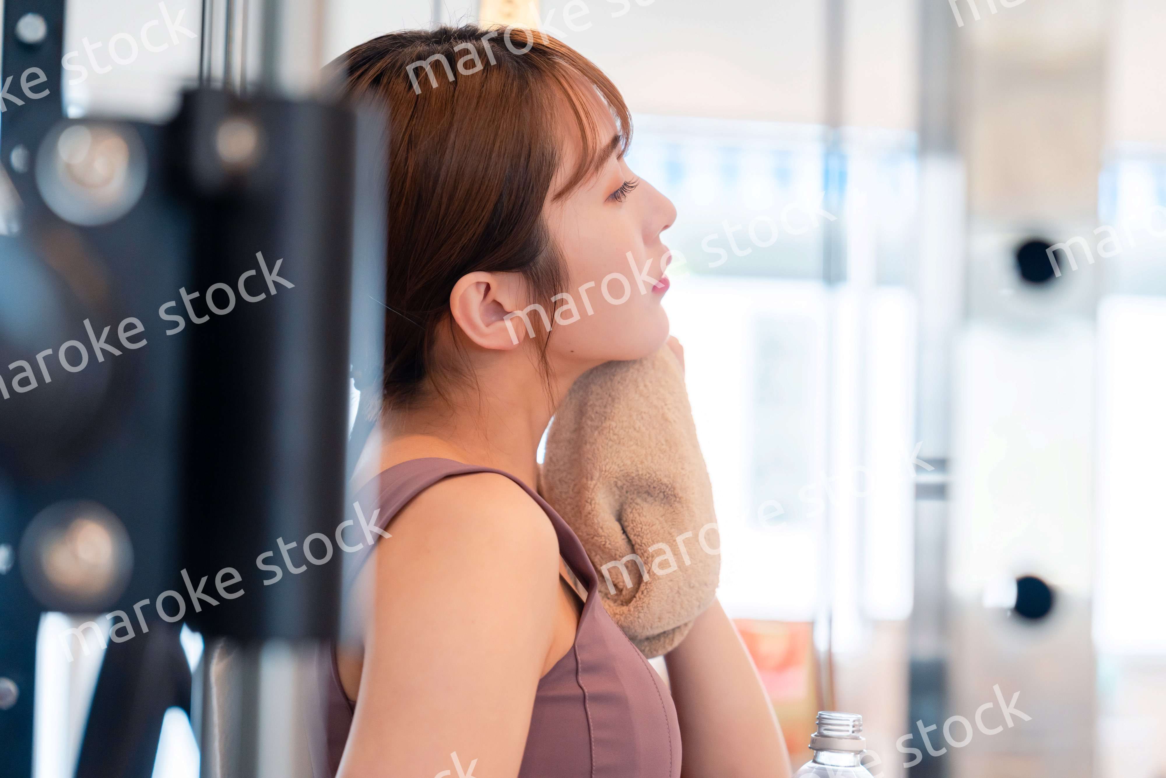 ジムで水分補給をする若い女性