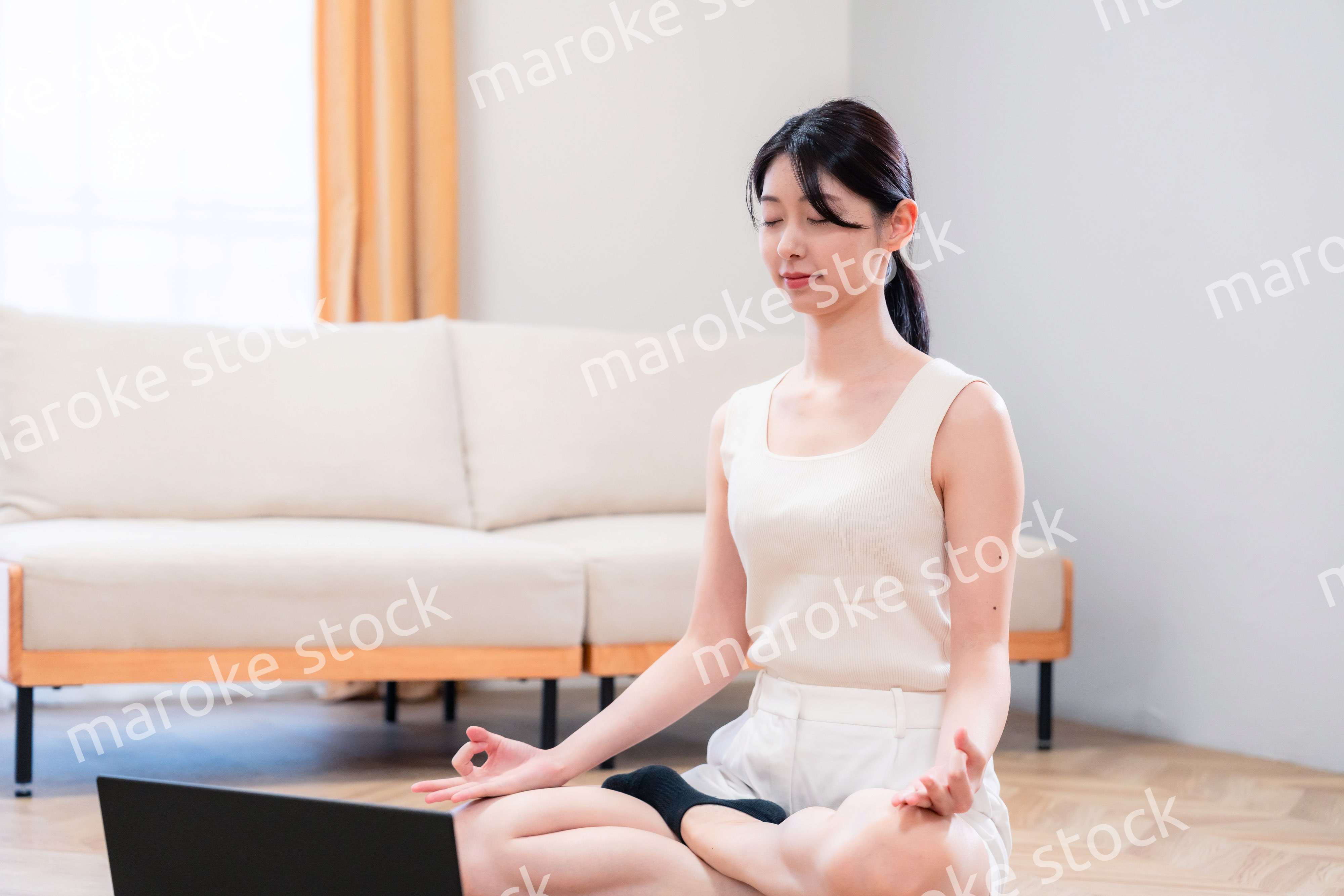 家でヨガ・エクササイズ・ダイエットをする若い女性