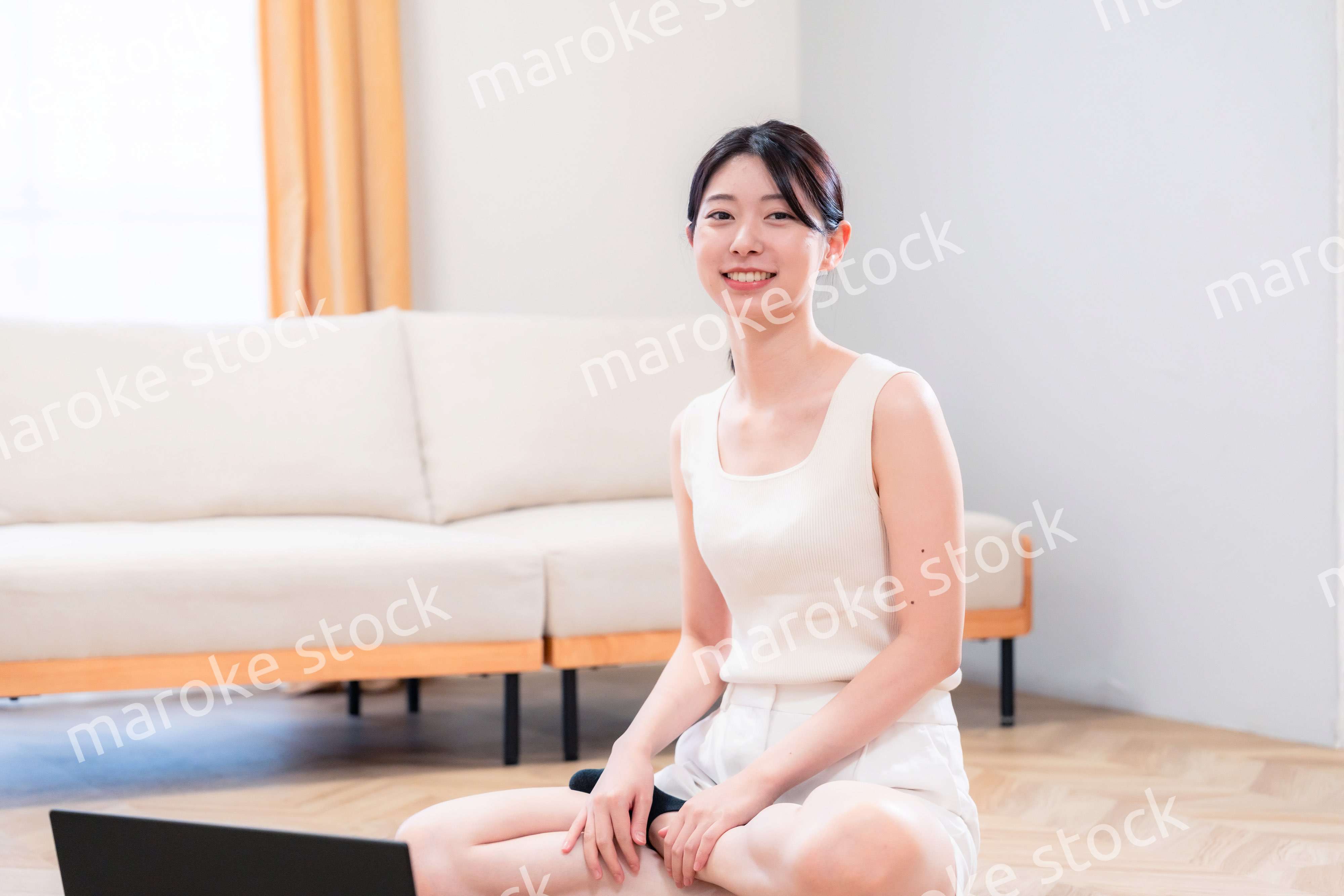 家でヨガ・エクササイズ・ダイエットをする若い女性