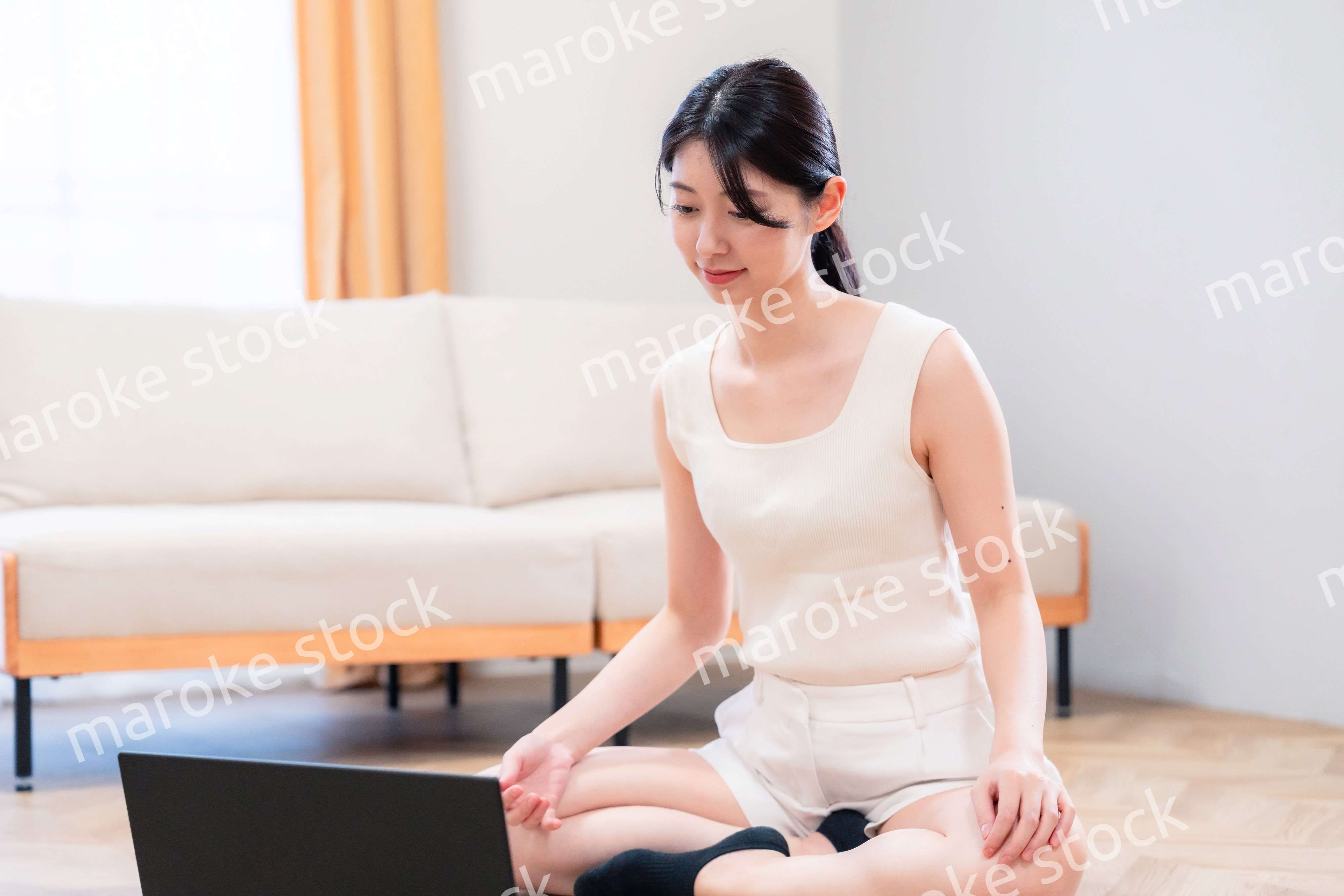 家でヨガ・エクササイズ・ダイエットをする若い女性