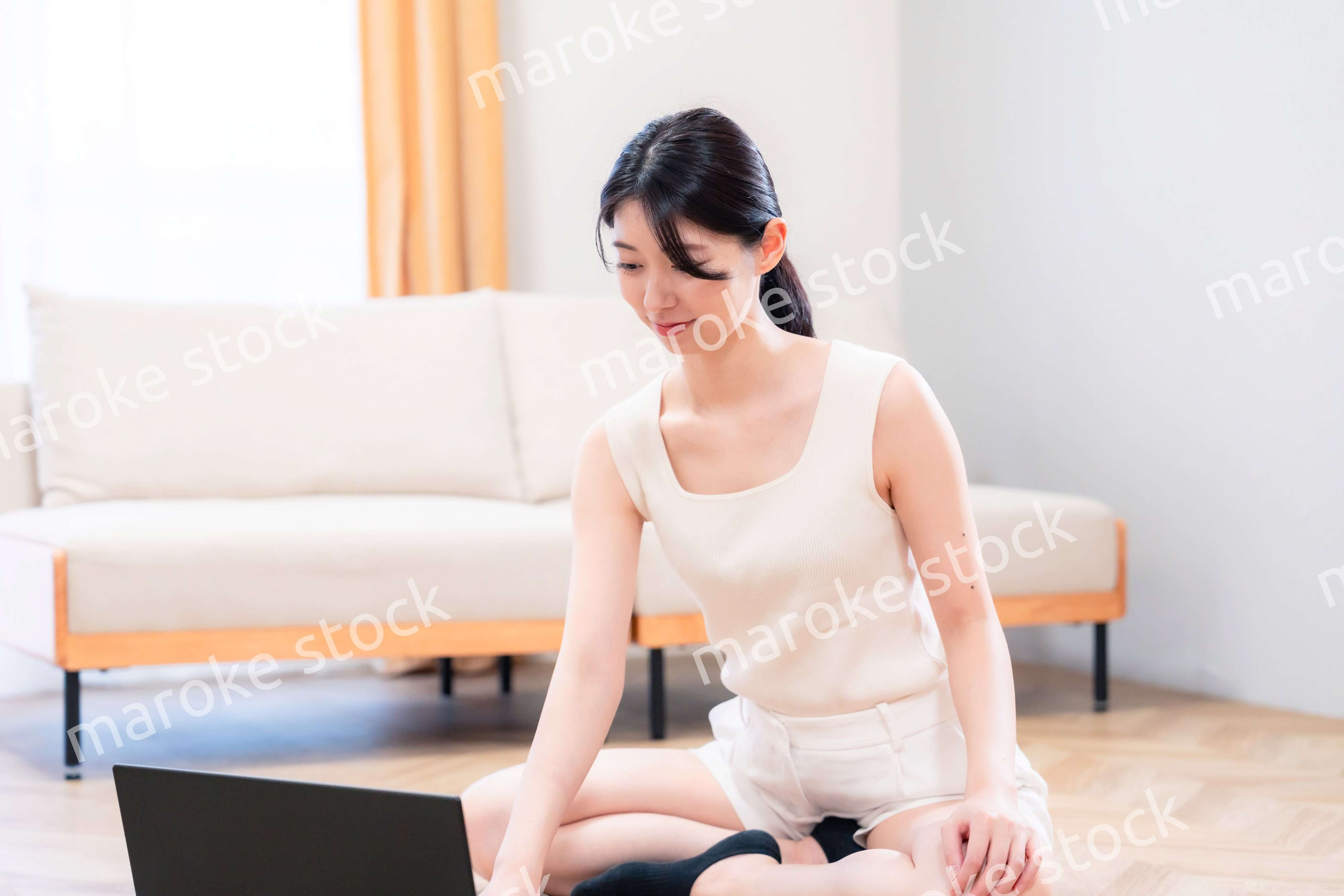 家でヨガ・エクササイズ・ダイエットをする若い女性