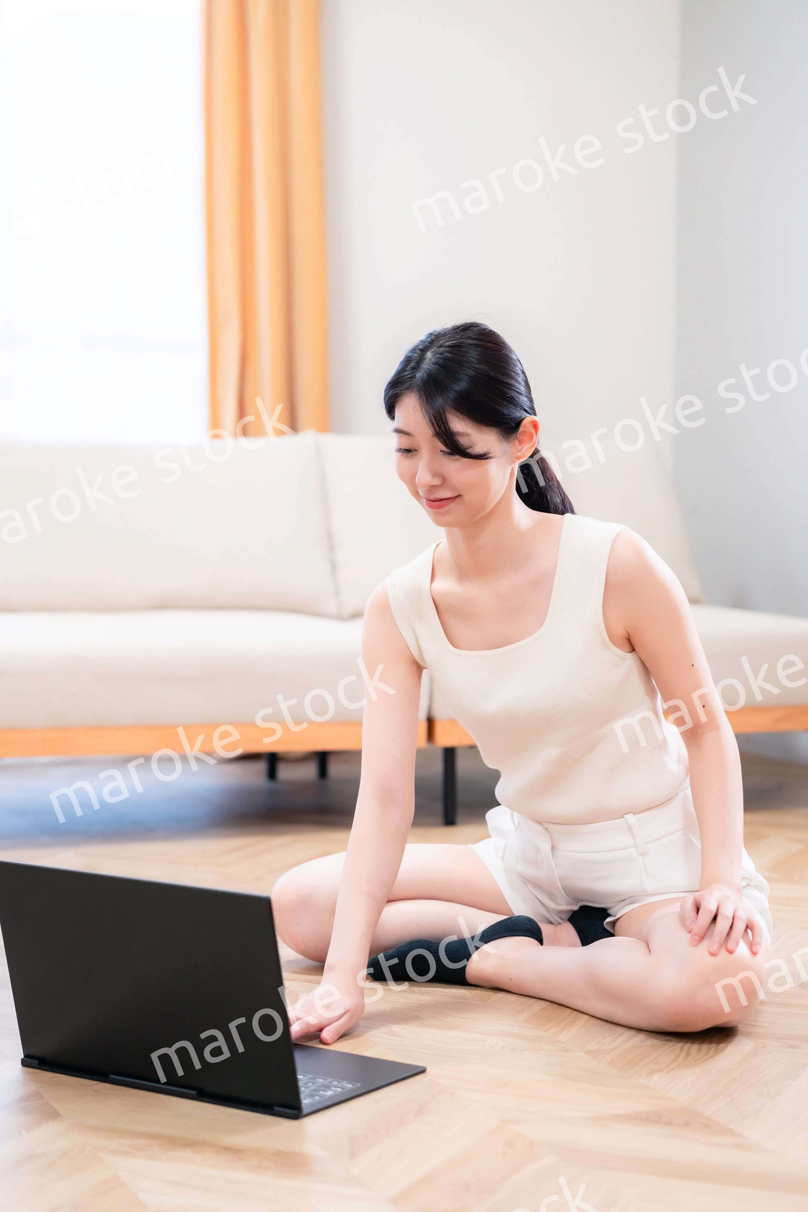 家でヨガ・エクササイズ・ダイエットをする若い女性