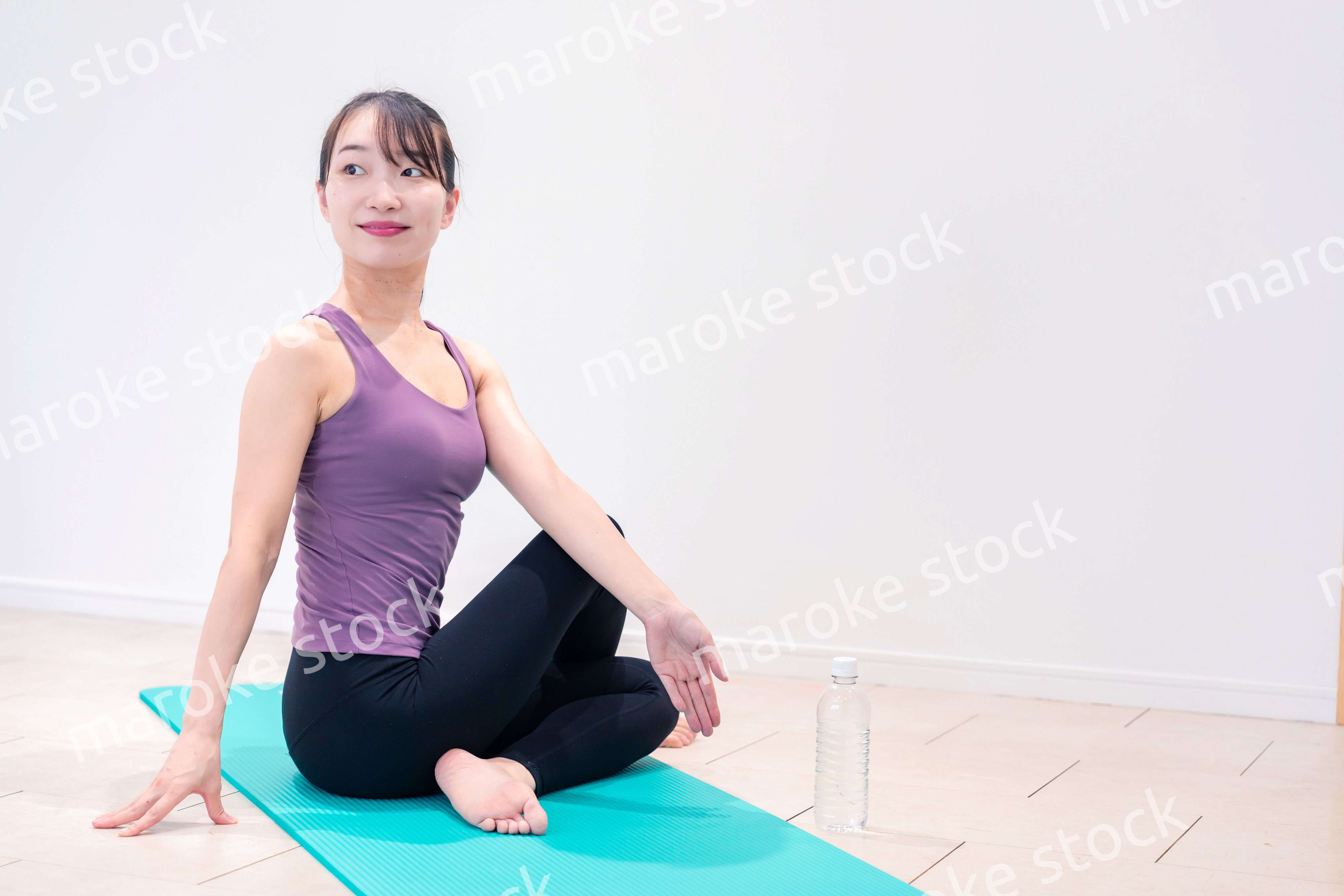 ジムでヨガコーチをするスポーティーな女性