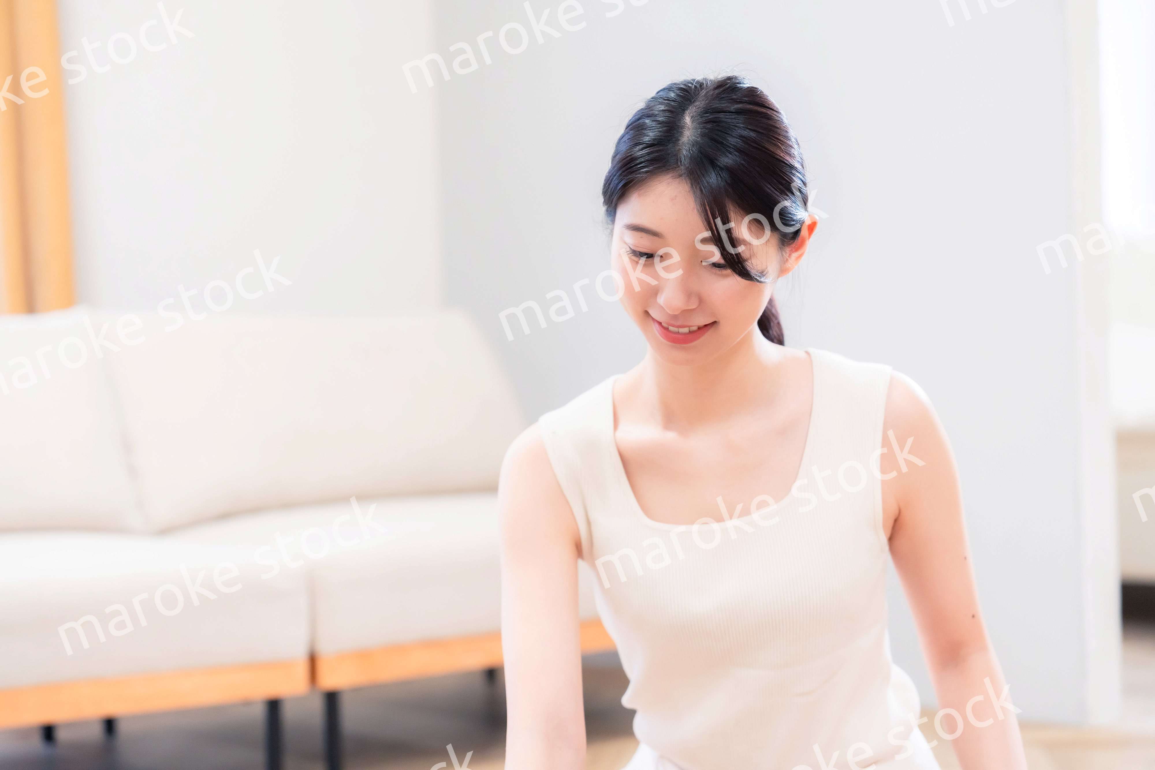 家でヨガ・エクササイズ・ダイエットをする若い女性