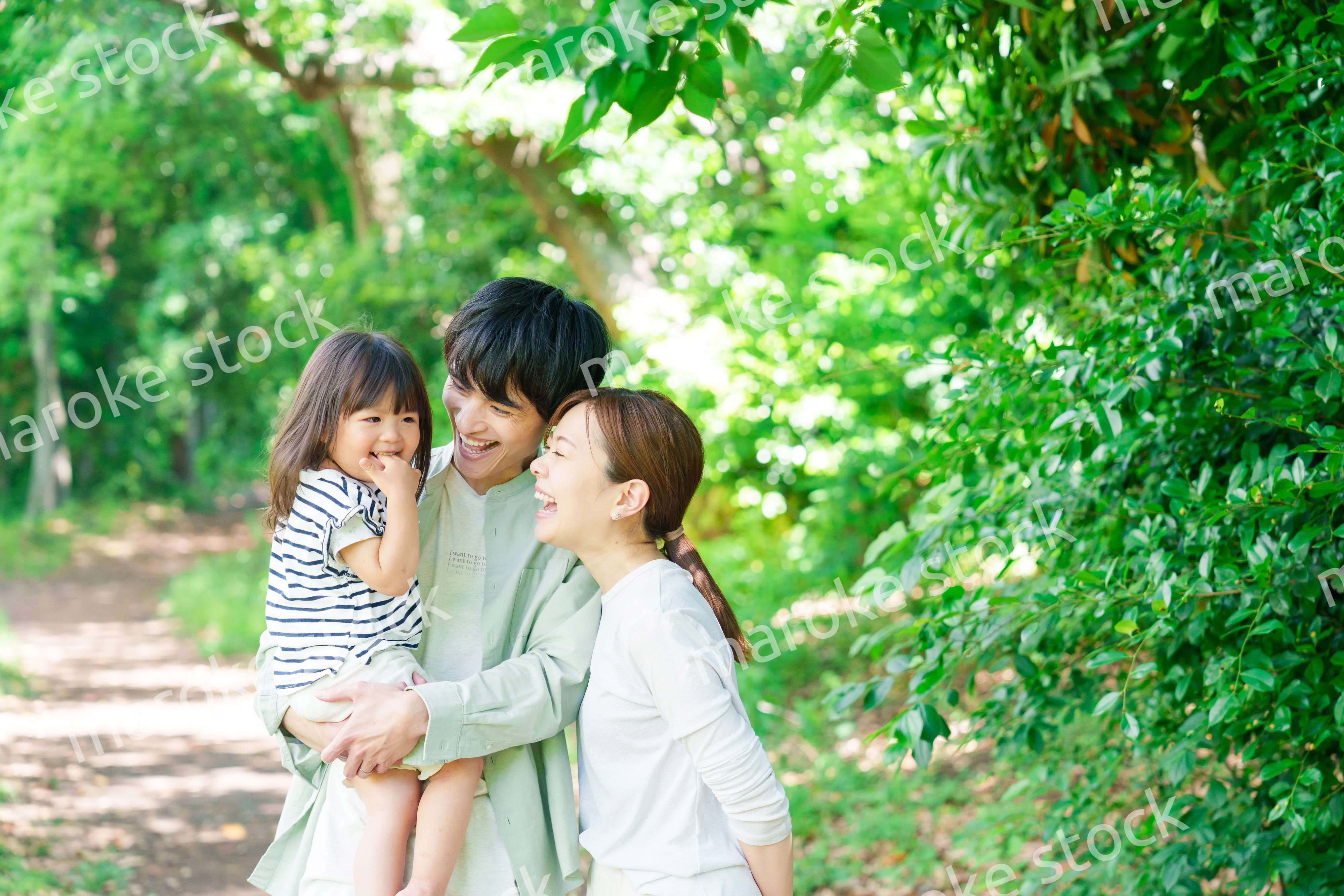 自然の中を歩いてアウトドアを楽しむ若いファミリー