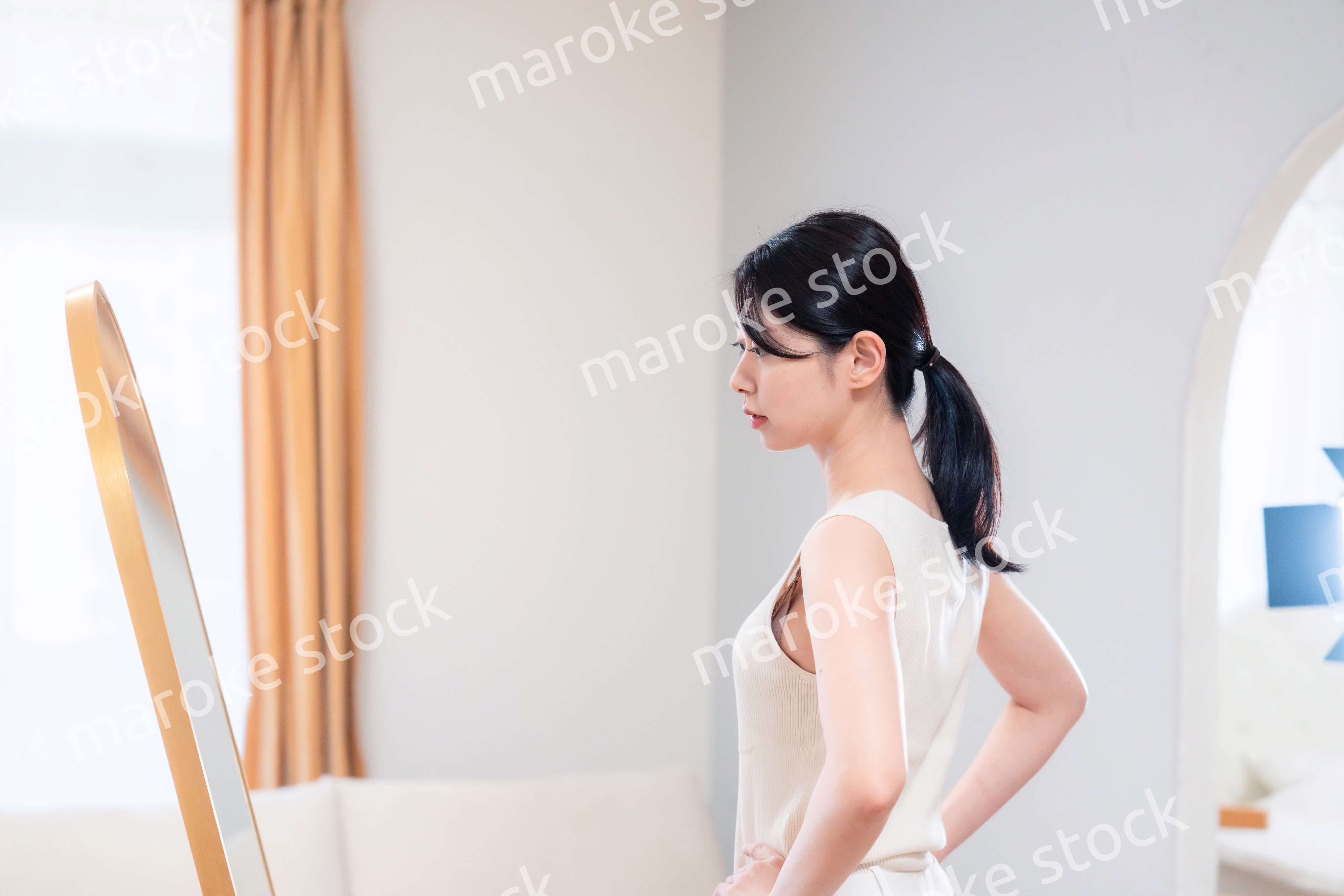 家でヨガ・エクササイズ・ダイエットをする若い女性