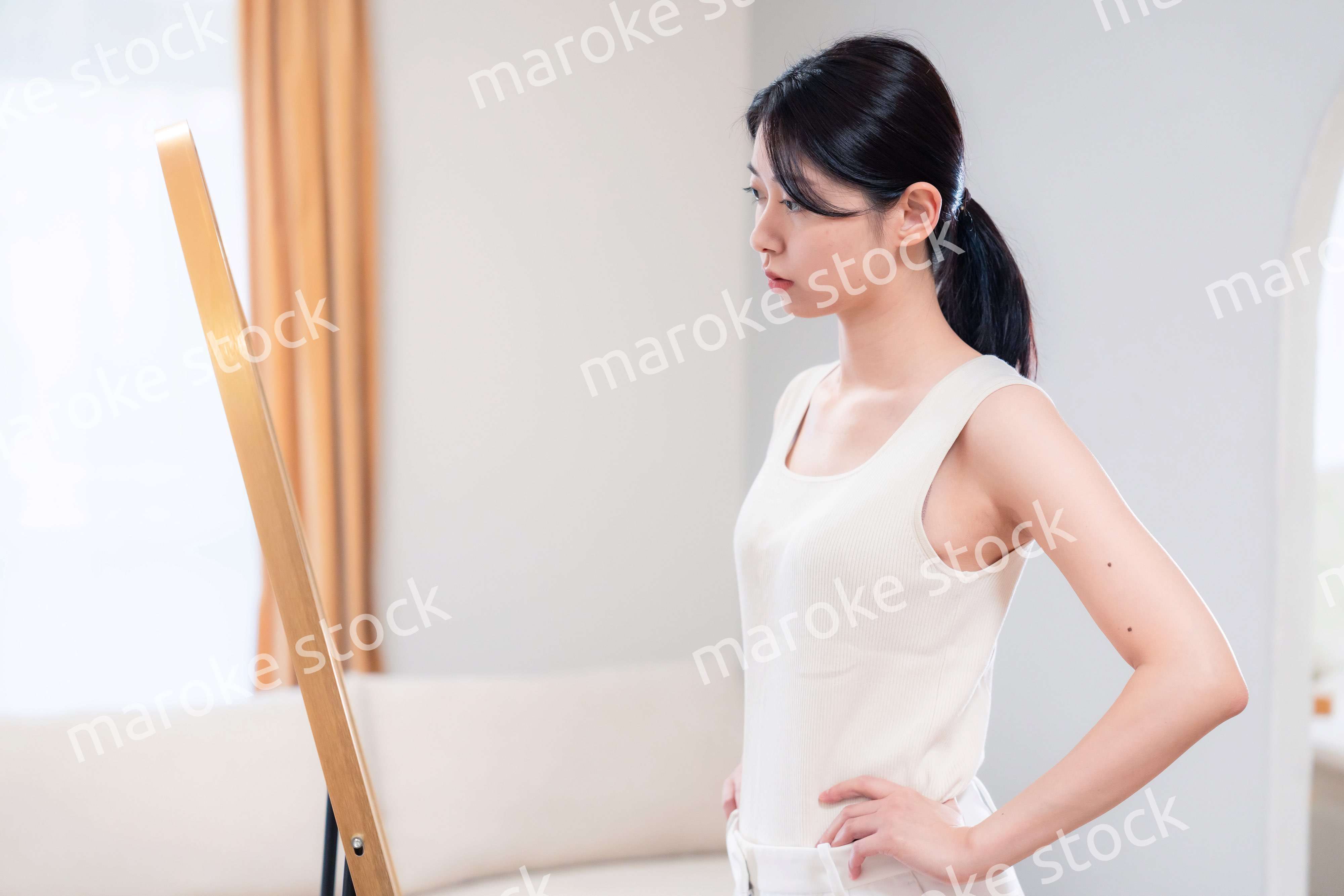 家でヨガ・エクササイズ・ダイエットをする若い女性