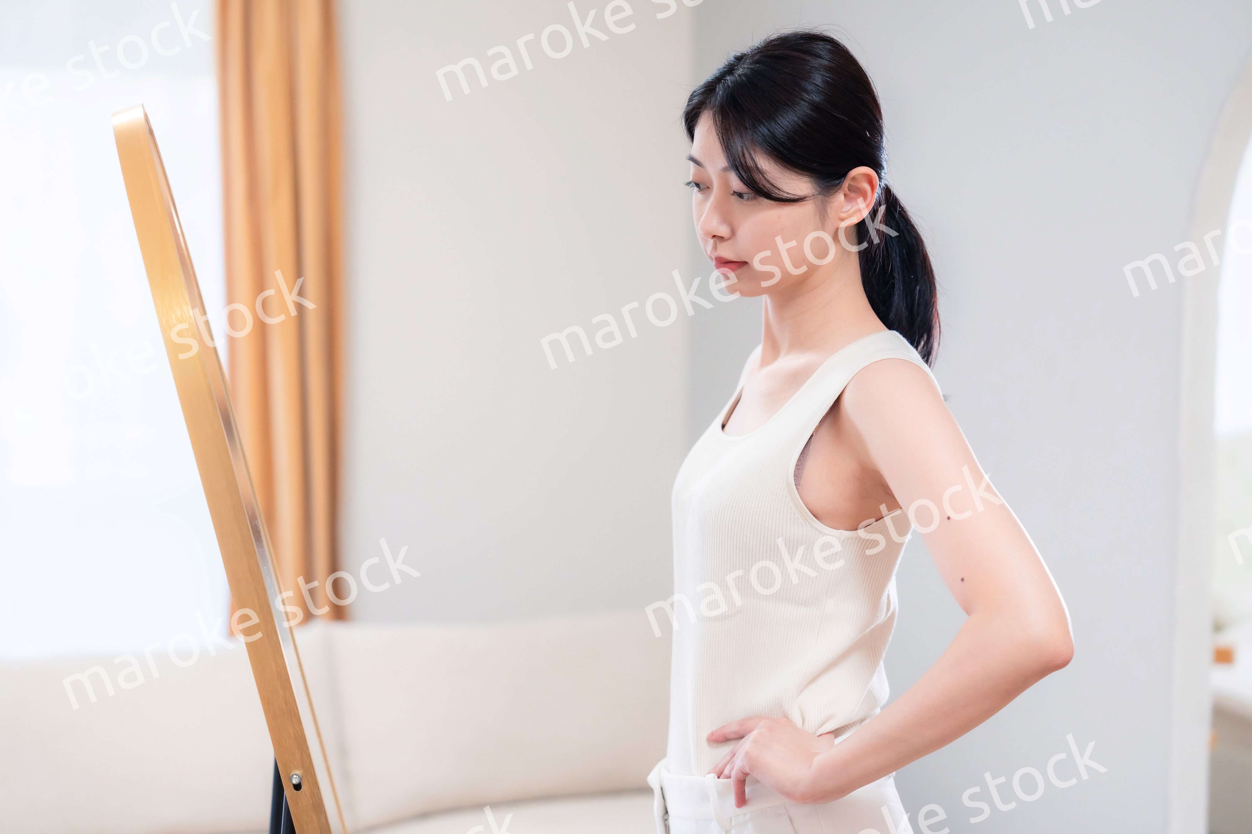 家でヨガ・エクササイズ・ダイエットをする若い女性