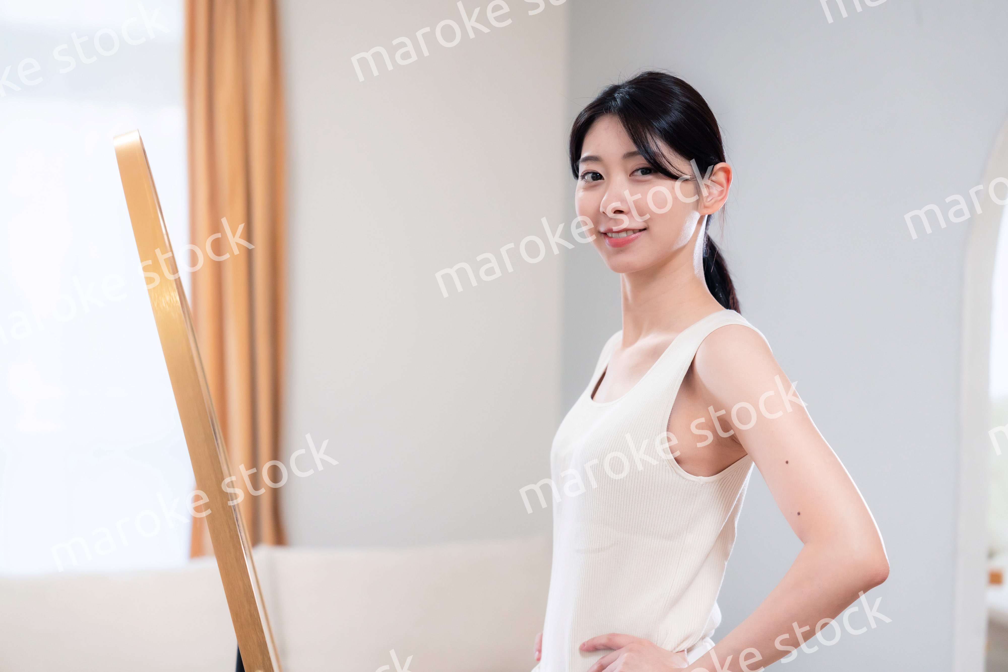 家でヨガ・エクササイズ・ダイエットをする若い女性