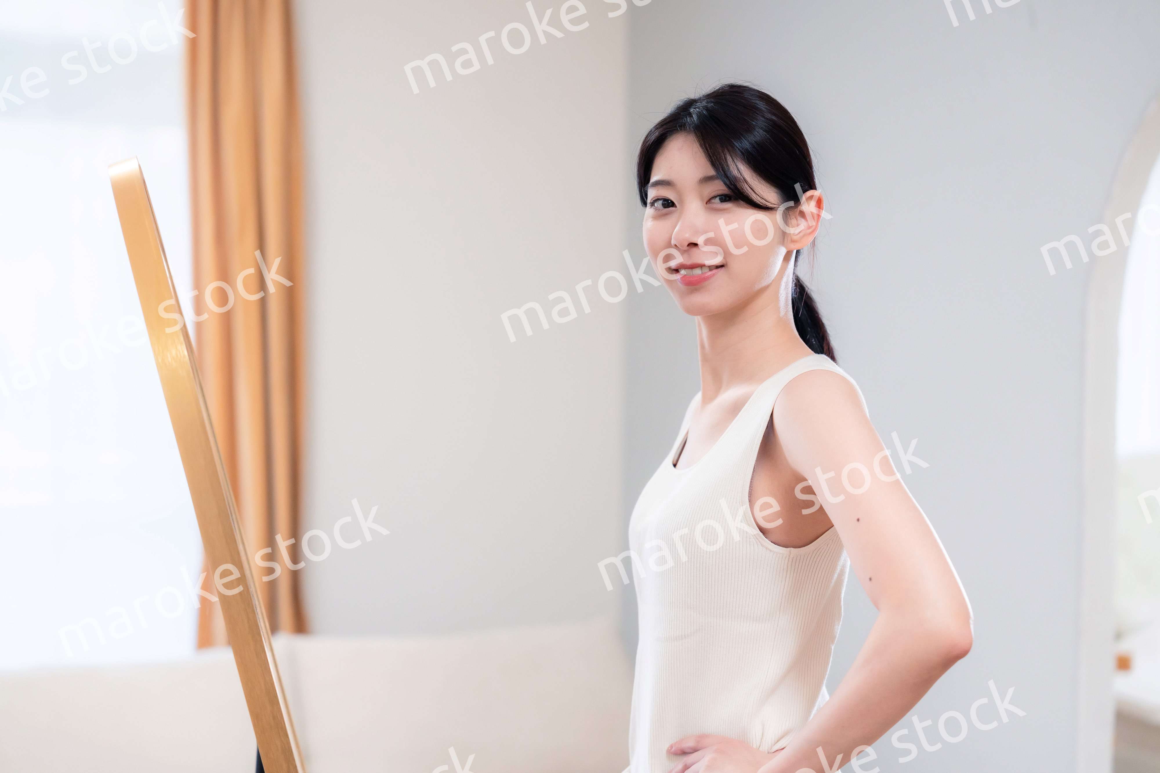 家でヨガ・エクササイズ・ダイエットをする若い女性