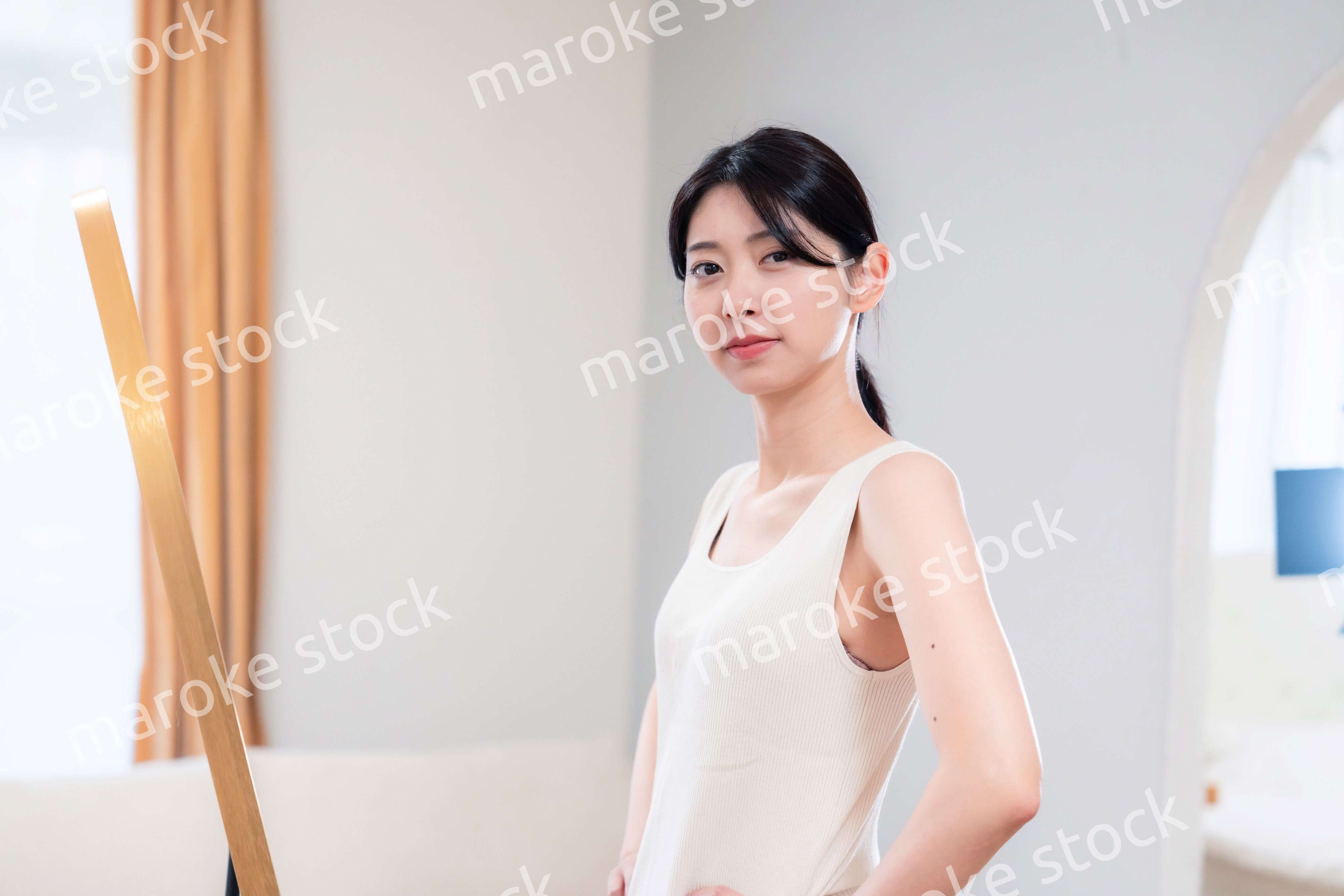 家でヨガ・エクササイズ・ダイエットをする若い女性