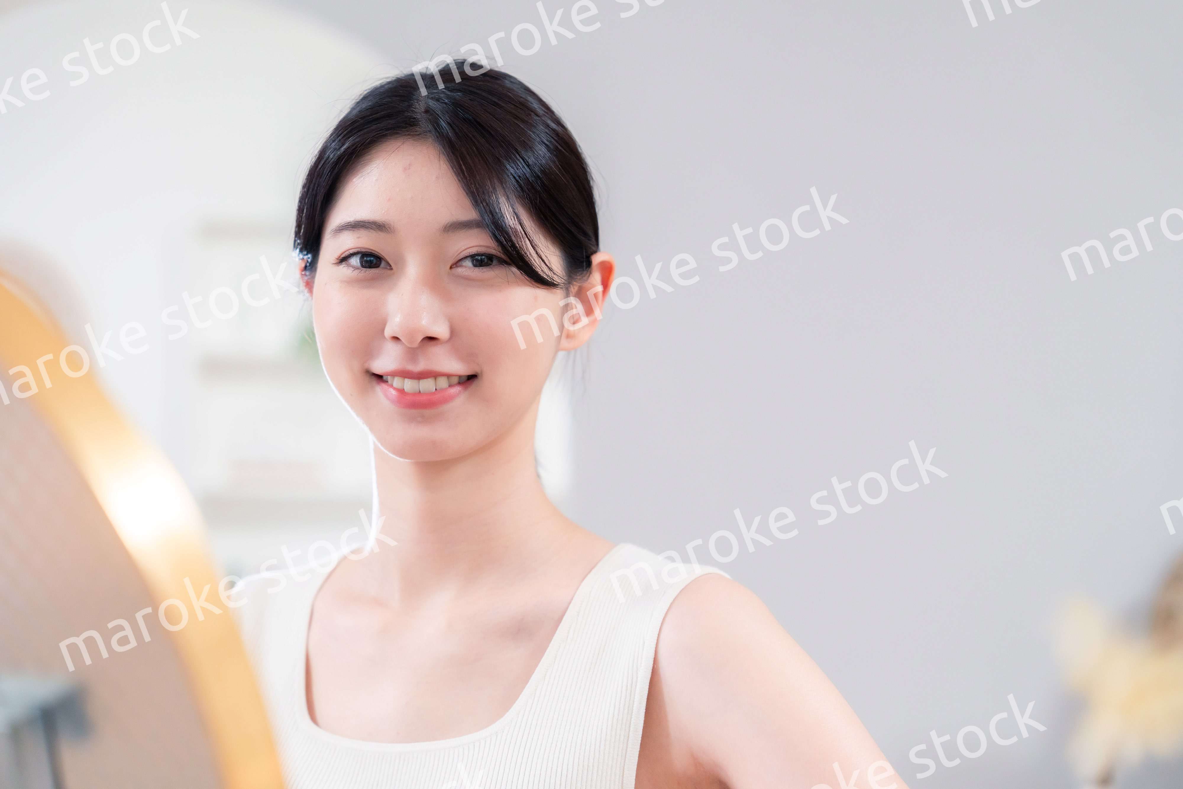 家でヨガ・エクササイズ・ダイエットをする若い女性