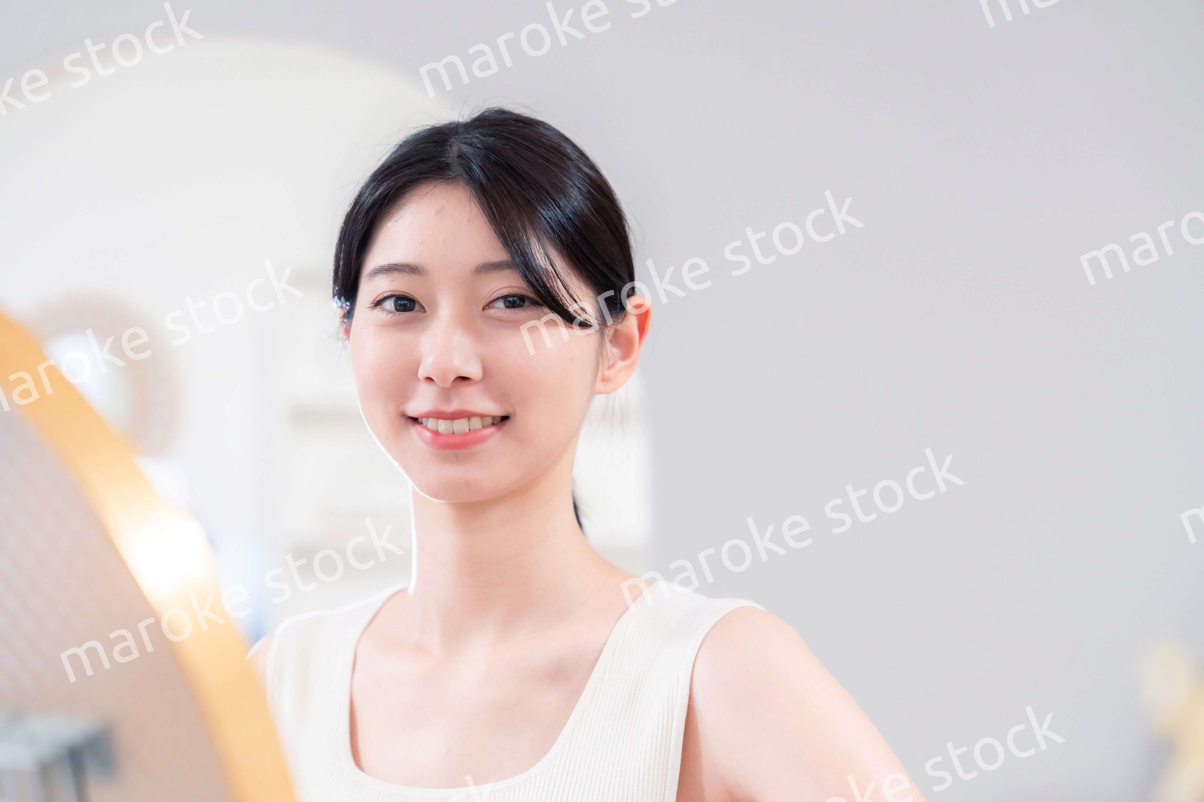 家でヨガ・エクササイズ・ダイエットをする若い女性