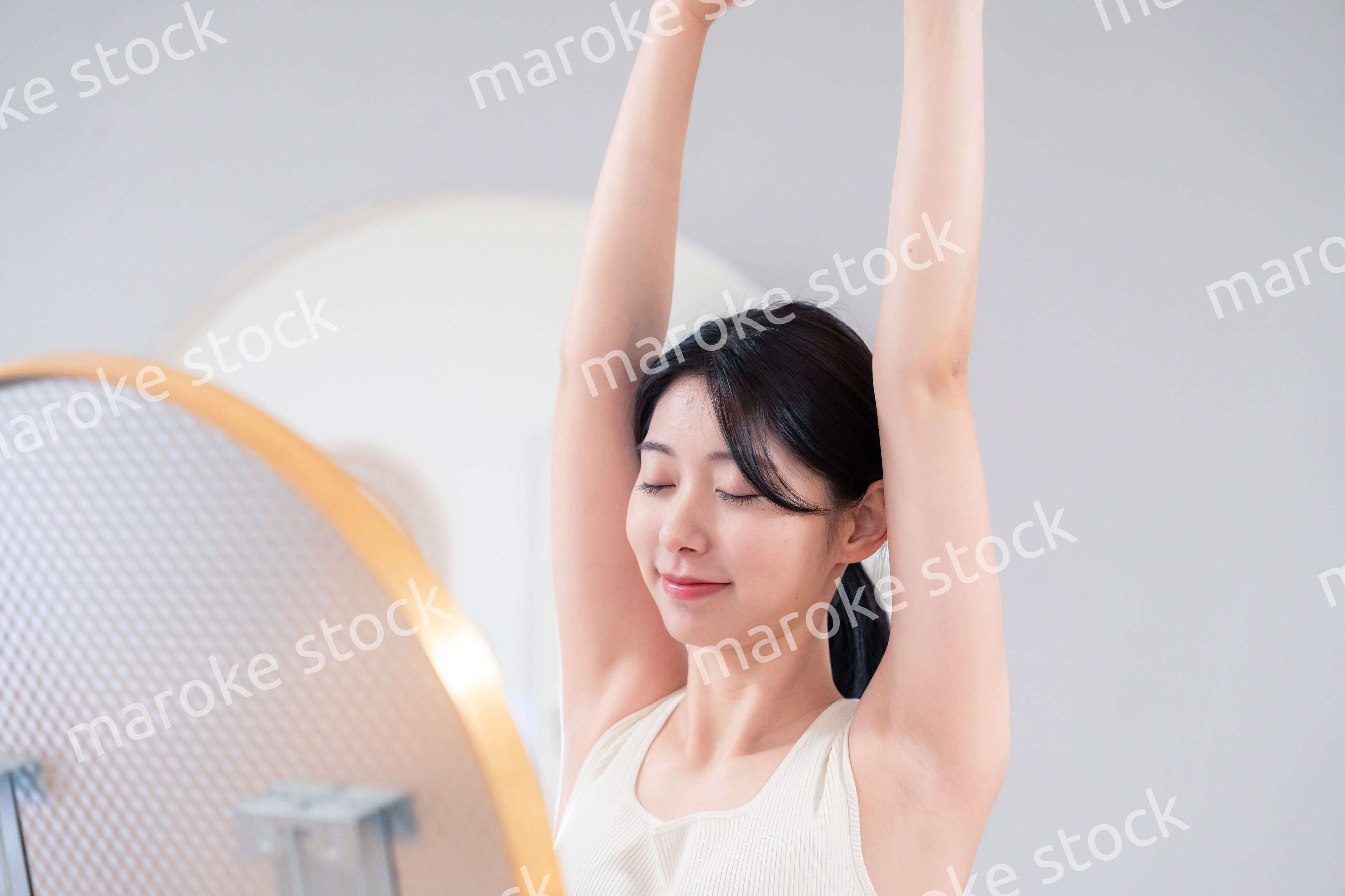 家でヨガ・エクササイズ・ダイエットをする若い女性