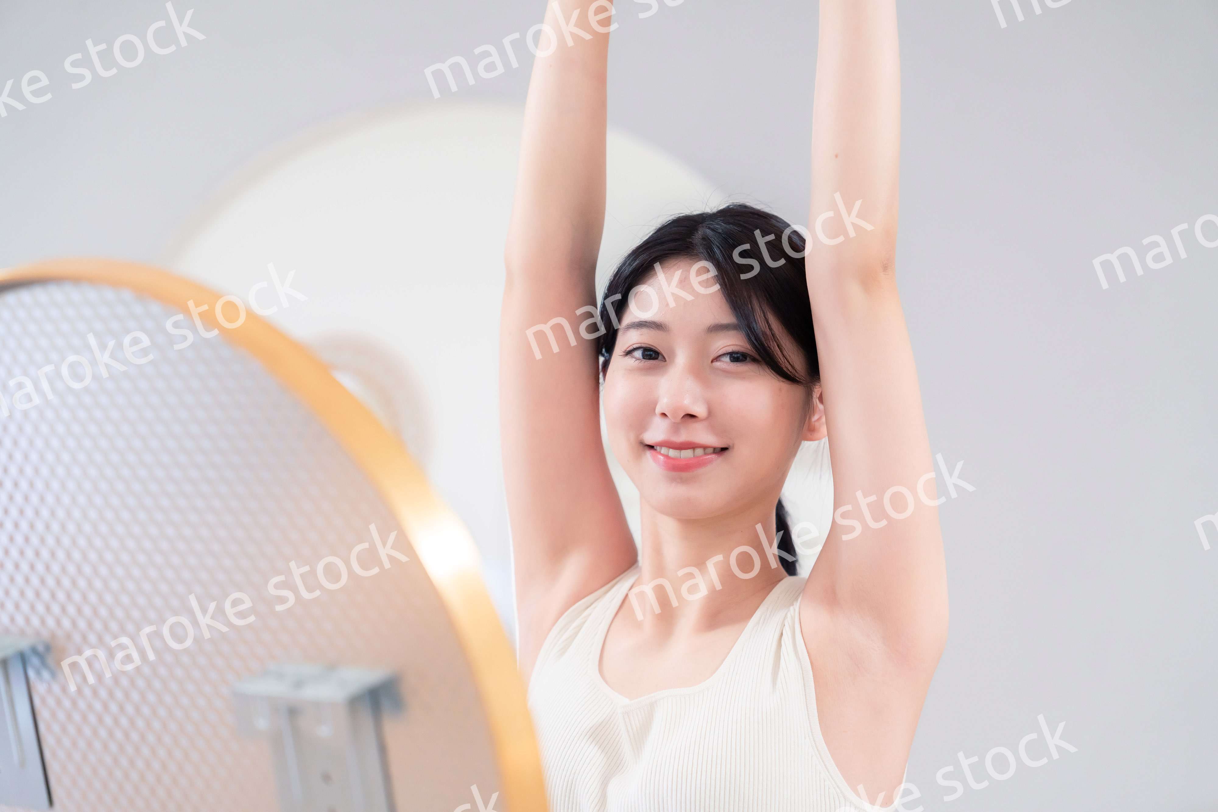 家でヨガ・エクササイズ・ダイエットをする若い女性